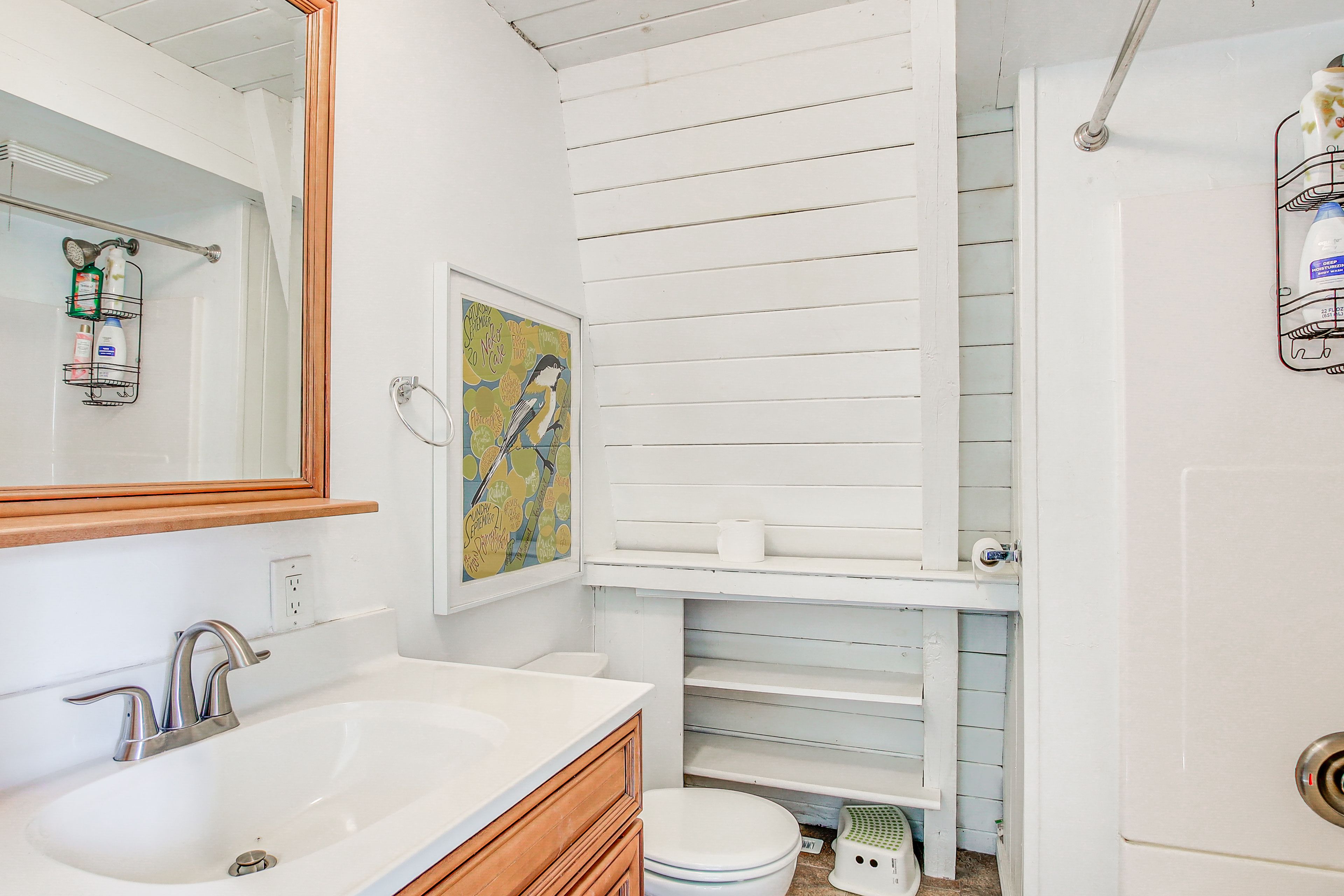 Full Bathroom | Towels Provided | Complimentary Toiletries | 2nd Floor