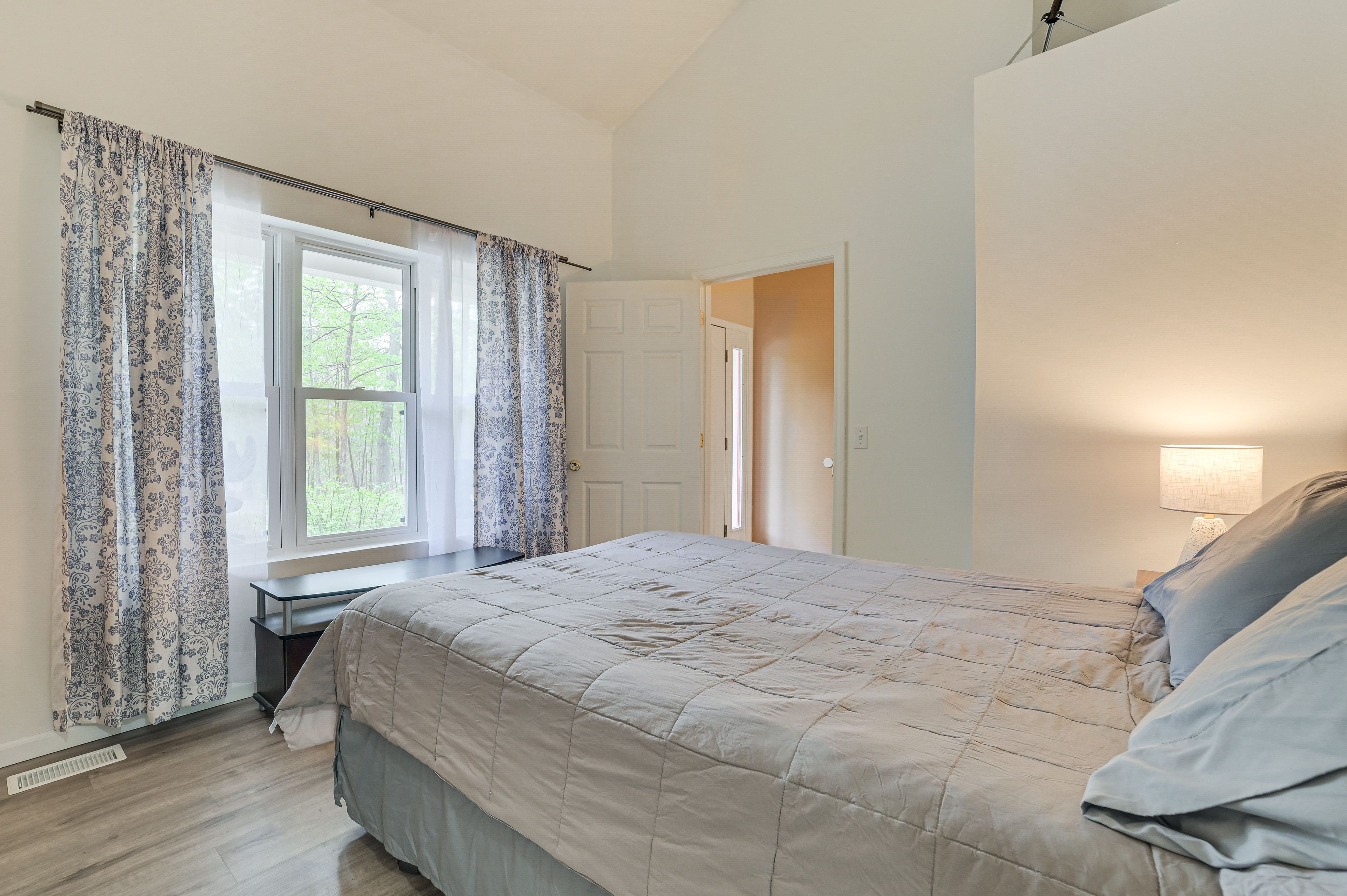 Bedroom 2 | Queen Bed | 1st Floor