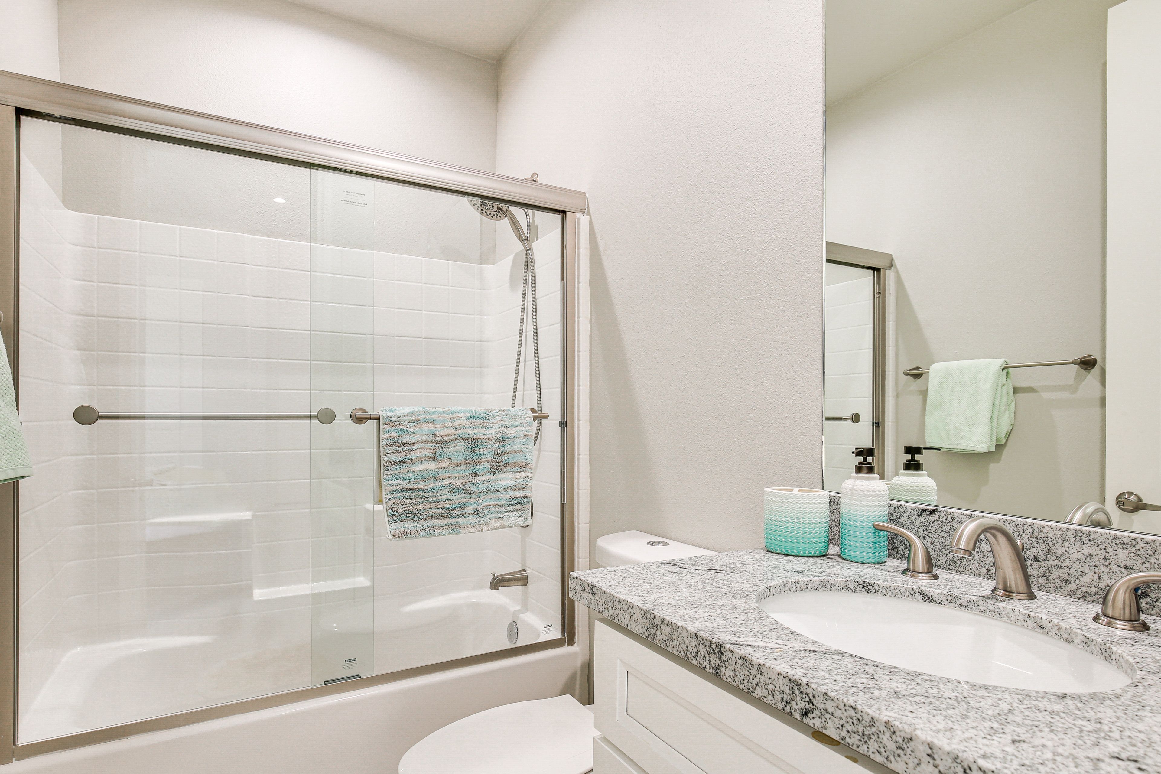 Full Bathroom | Towels Provided