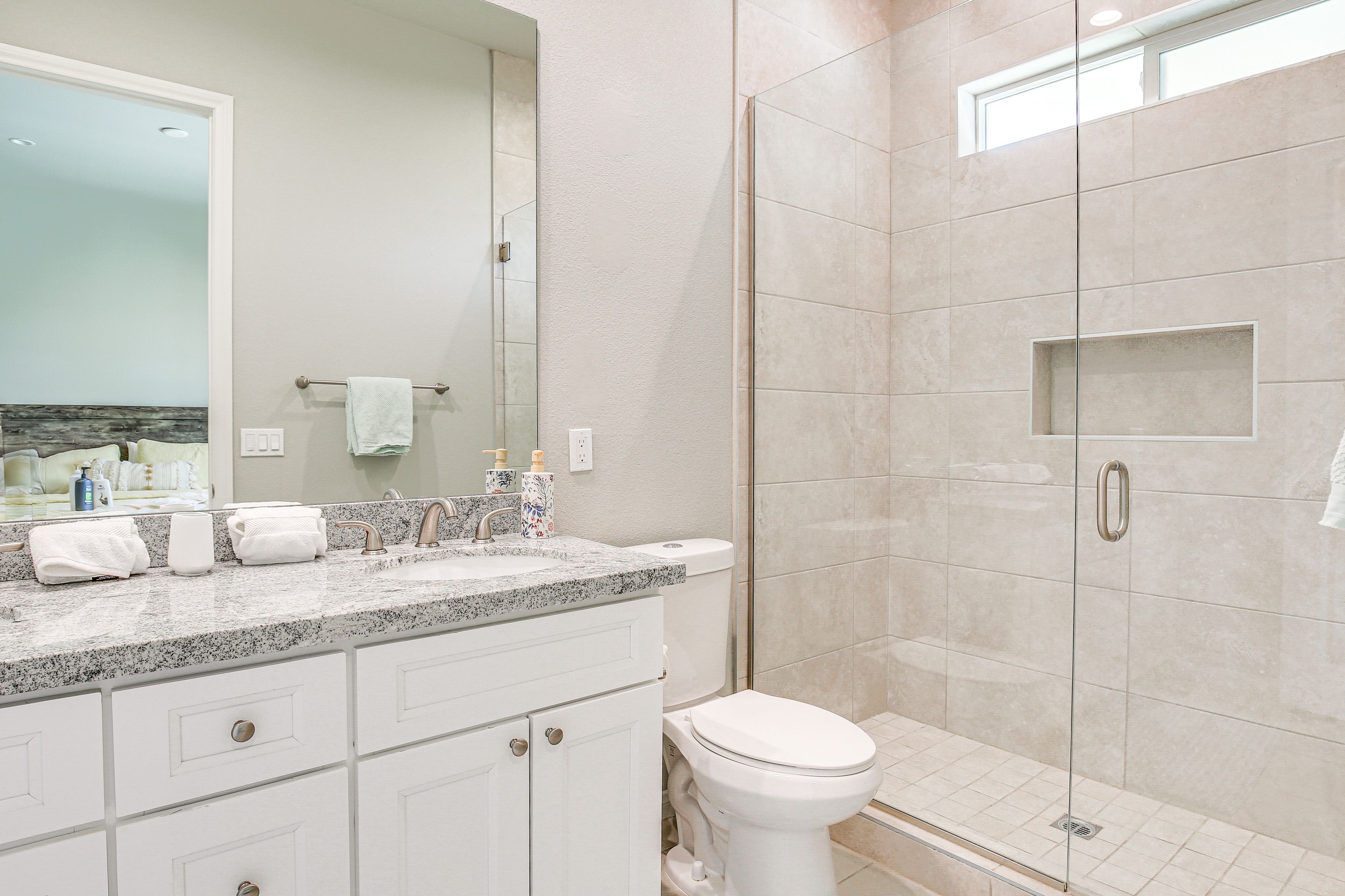 Full Bathroom | Complimentary Toiletries