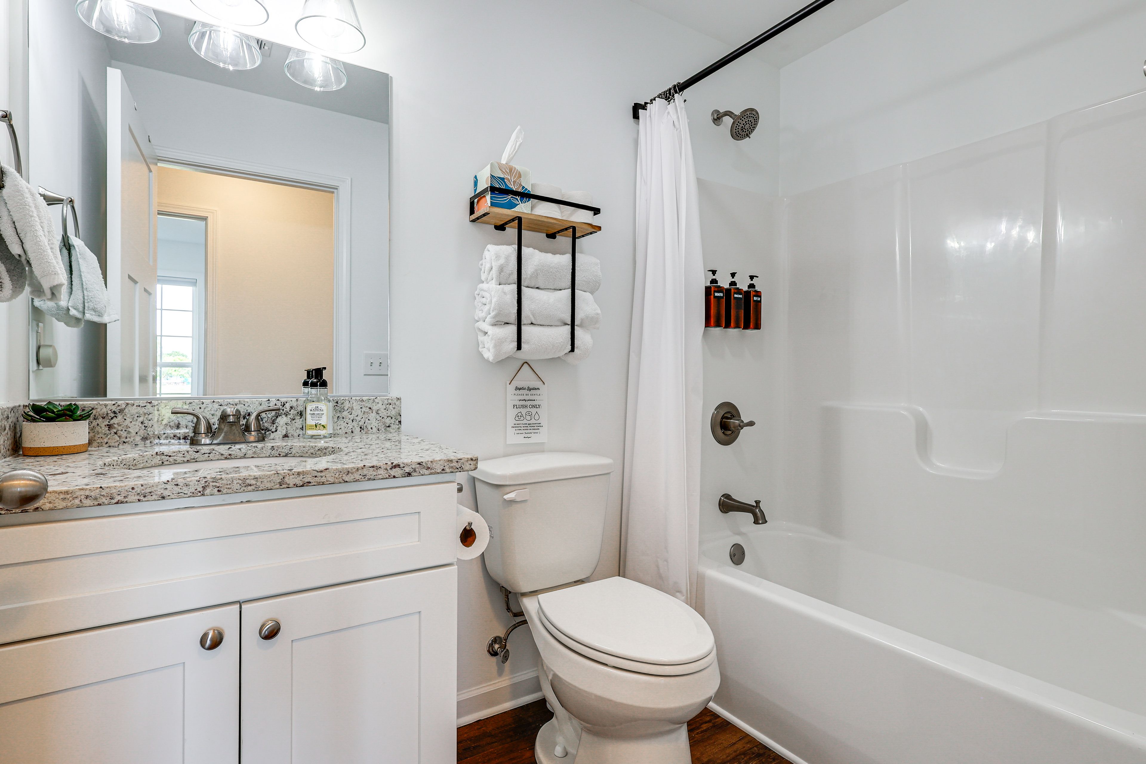 Full Bathroom | Complimentary Toiletries