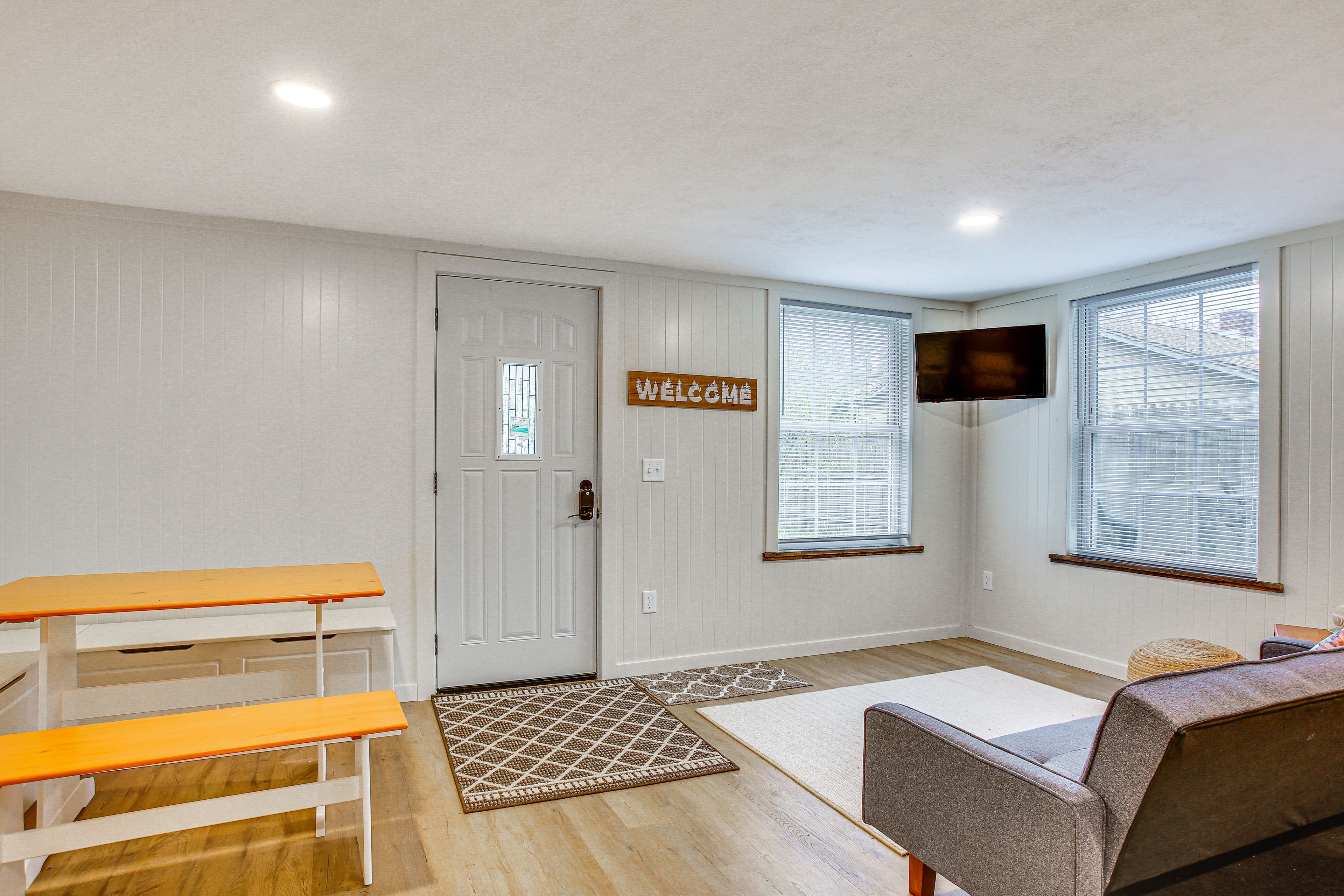Dining Area | Dishware/Flatware Provided