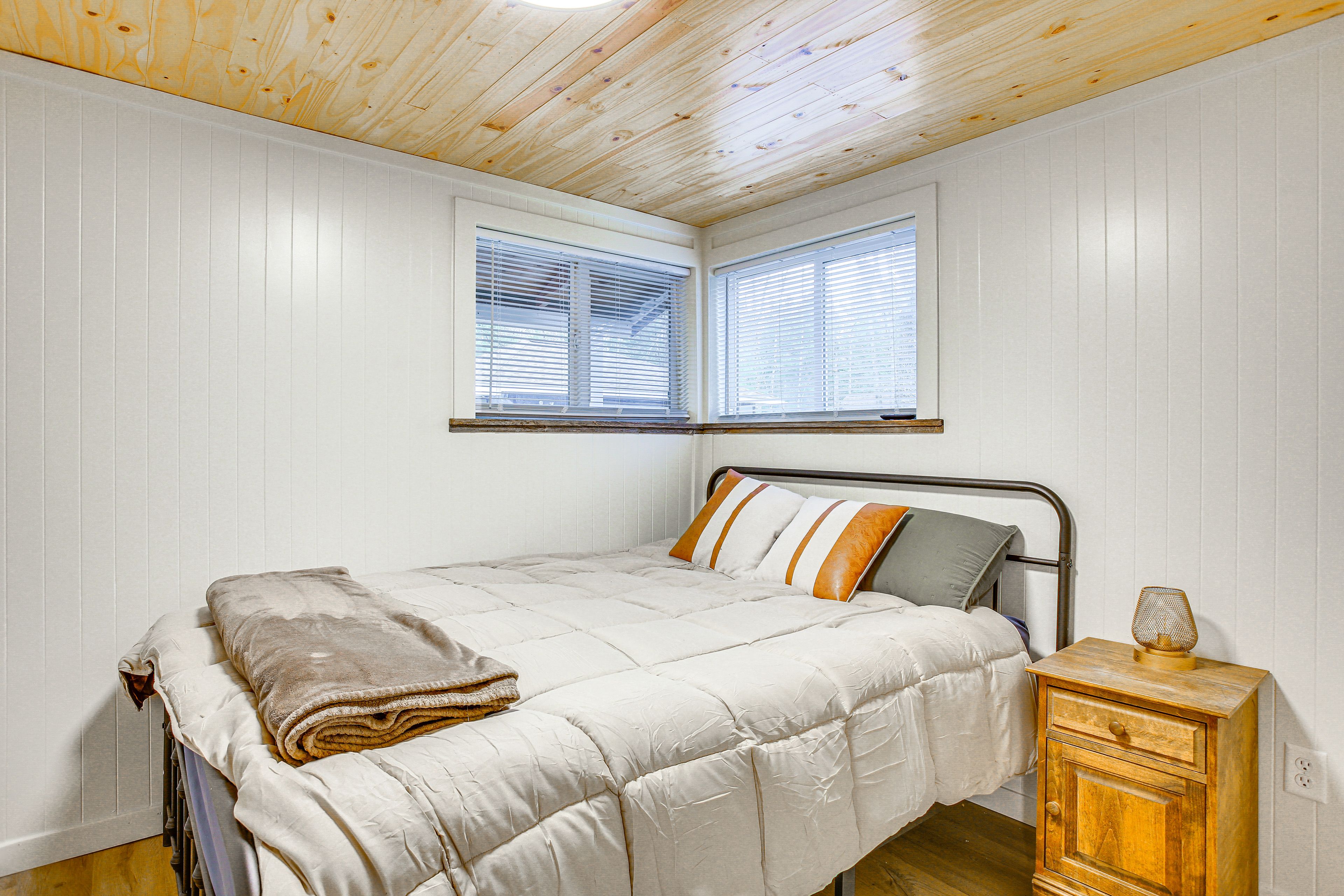 Bedroom | Queen Bed | Linens Provided | Smart TV