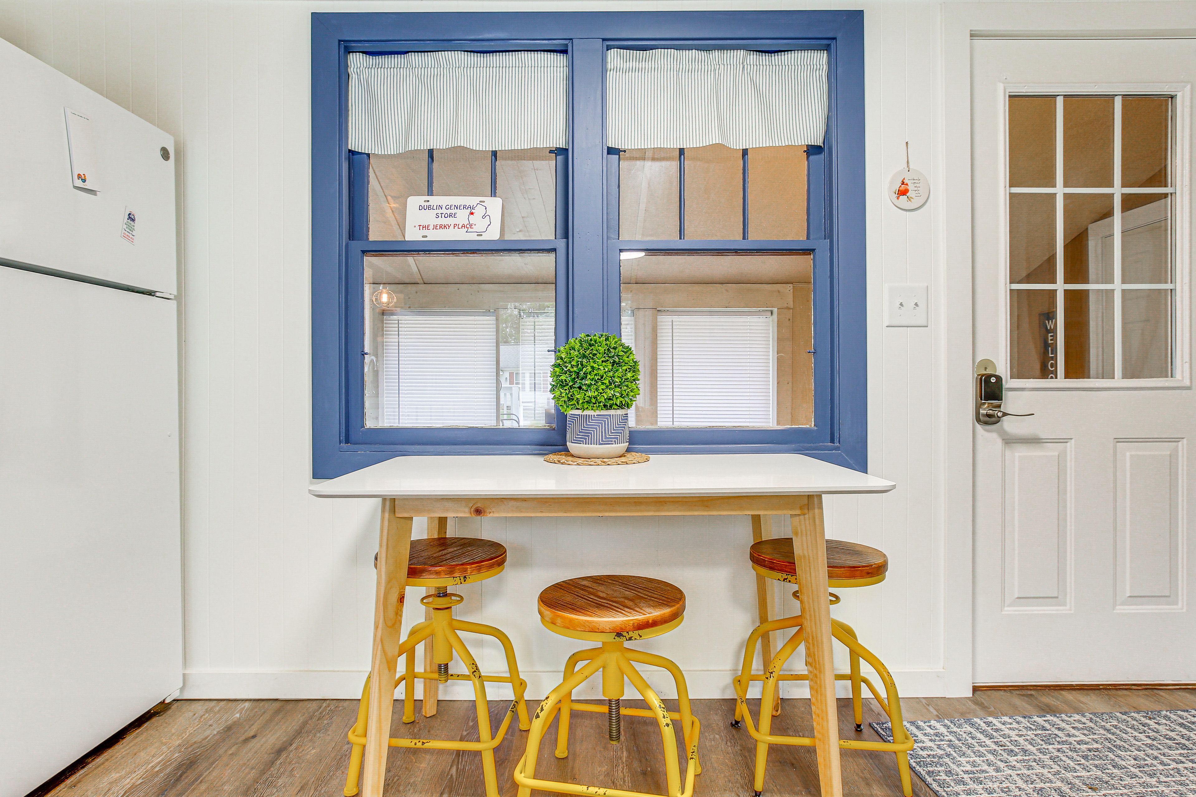 Dining Area | Dishware/Flatware Provided