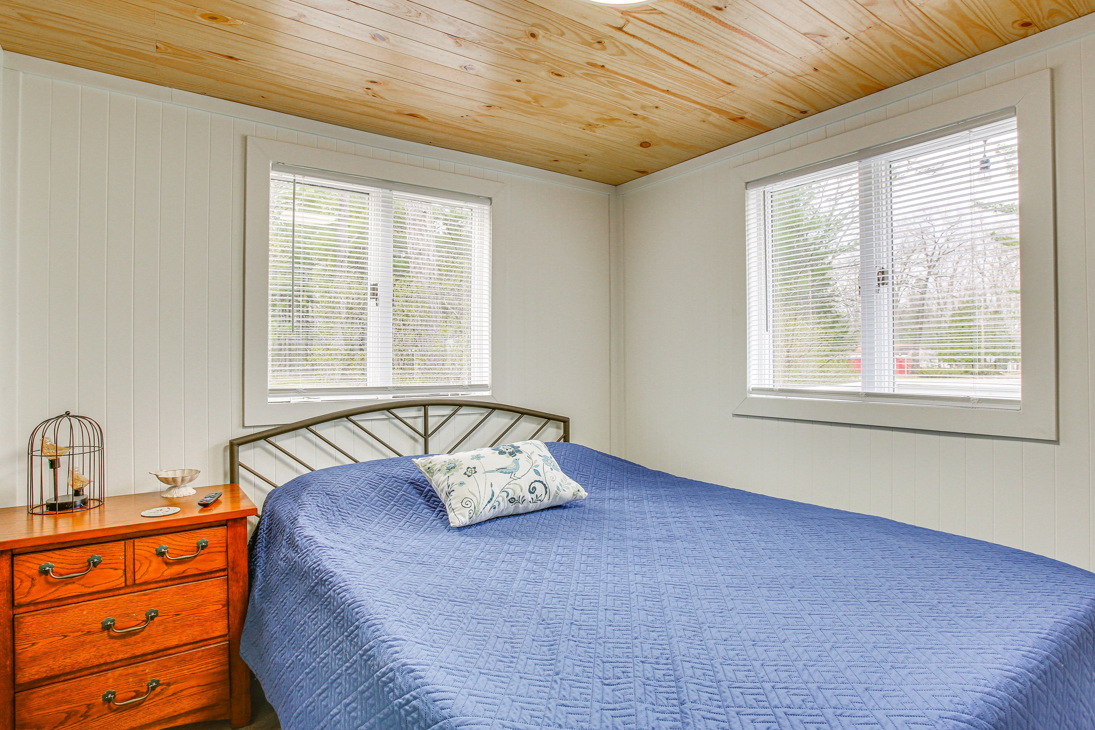 Bedroom | Queen Bed | Linens Provided | Smart TV