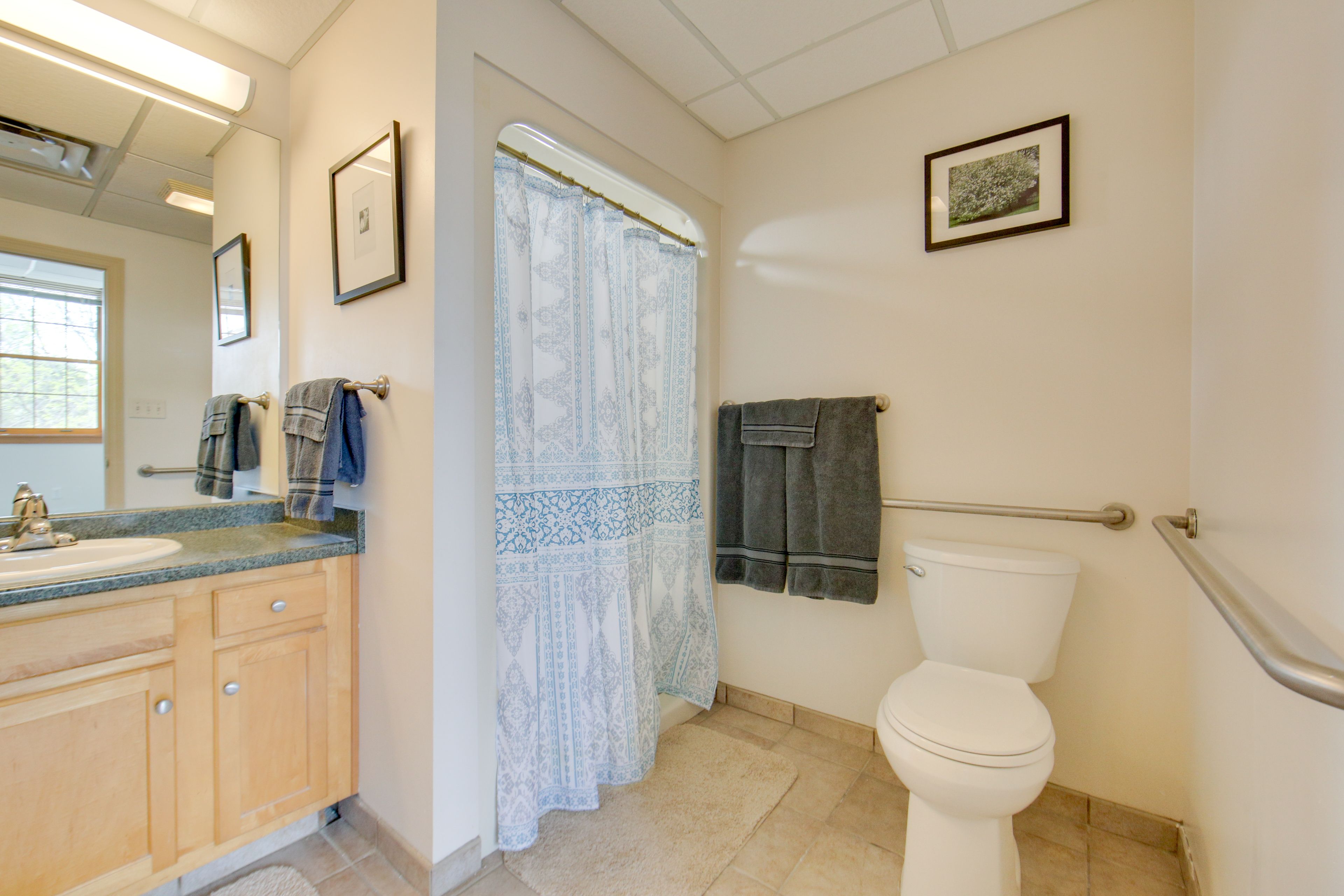 Full Bathroom | Towels Provided | Complimentary Toiletries