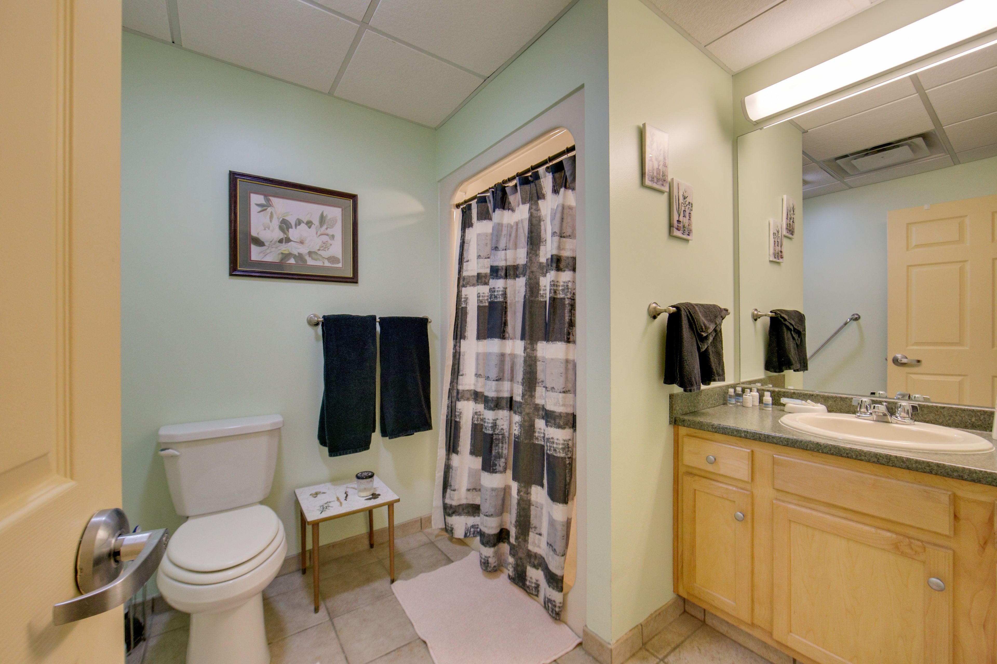 Full Bathroom | Towels Provided | Complimentary Toiletries