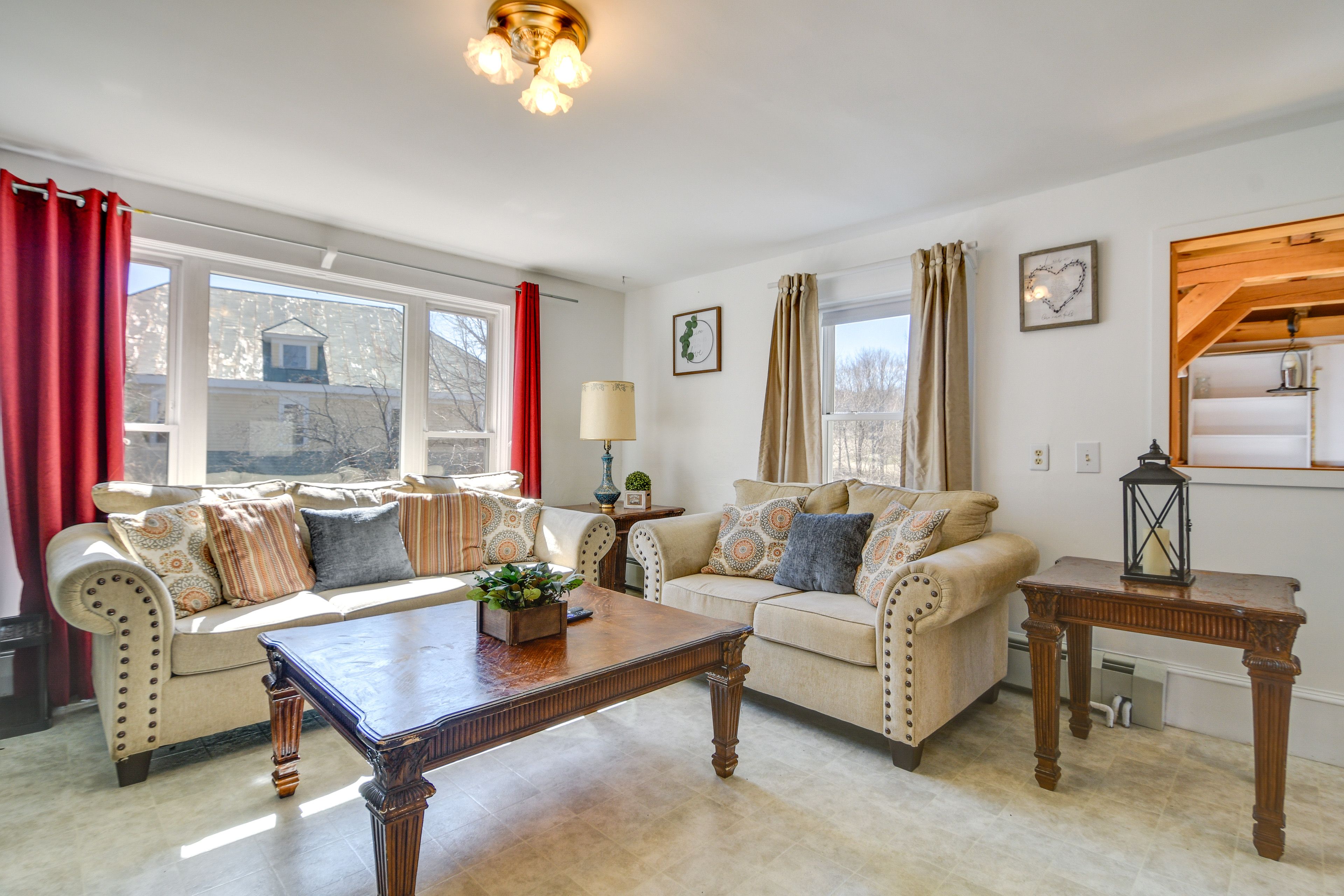 Living Room | 1st Floor | Free WiFi | Central Heat | A/C Unit | Smart TV