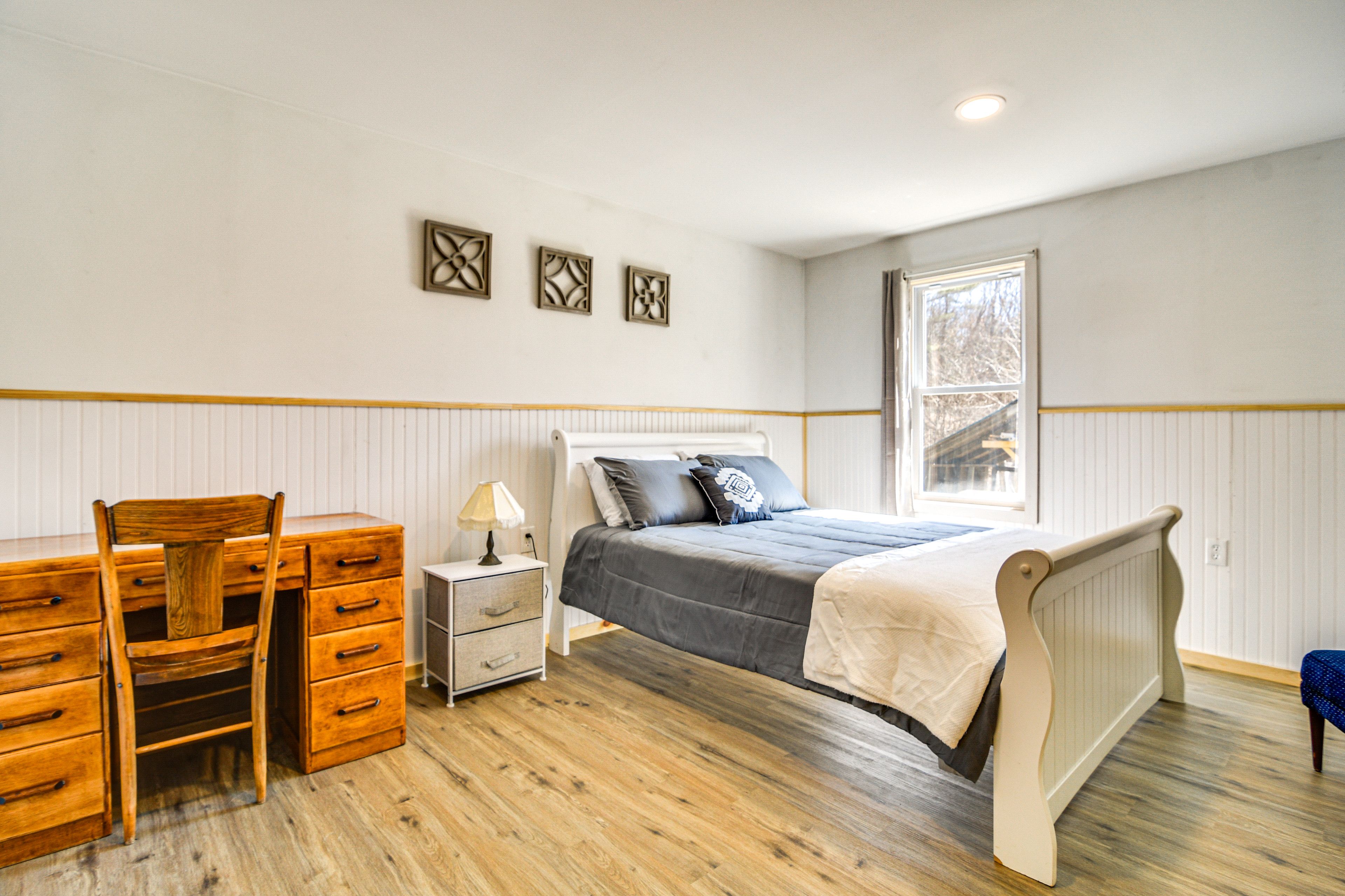 Bedroom 3 | Queen Bed | 1st Floor | Desk
