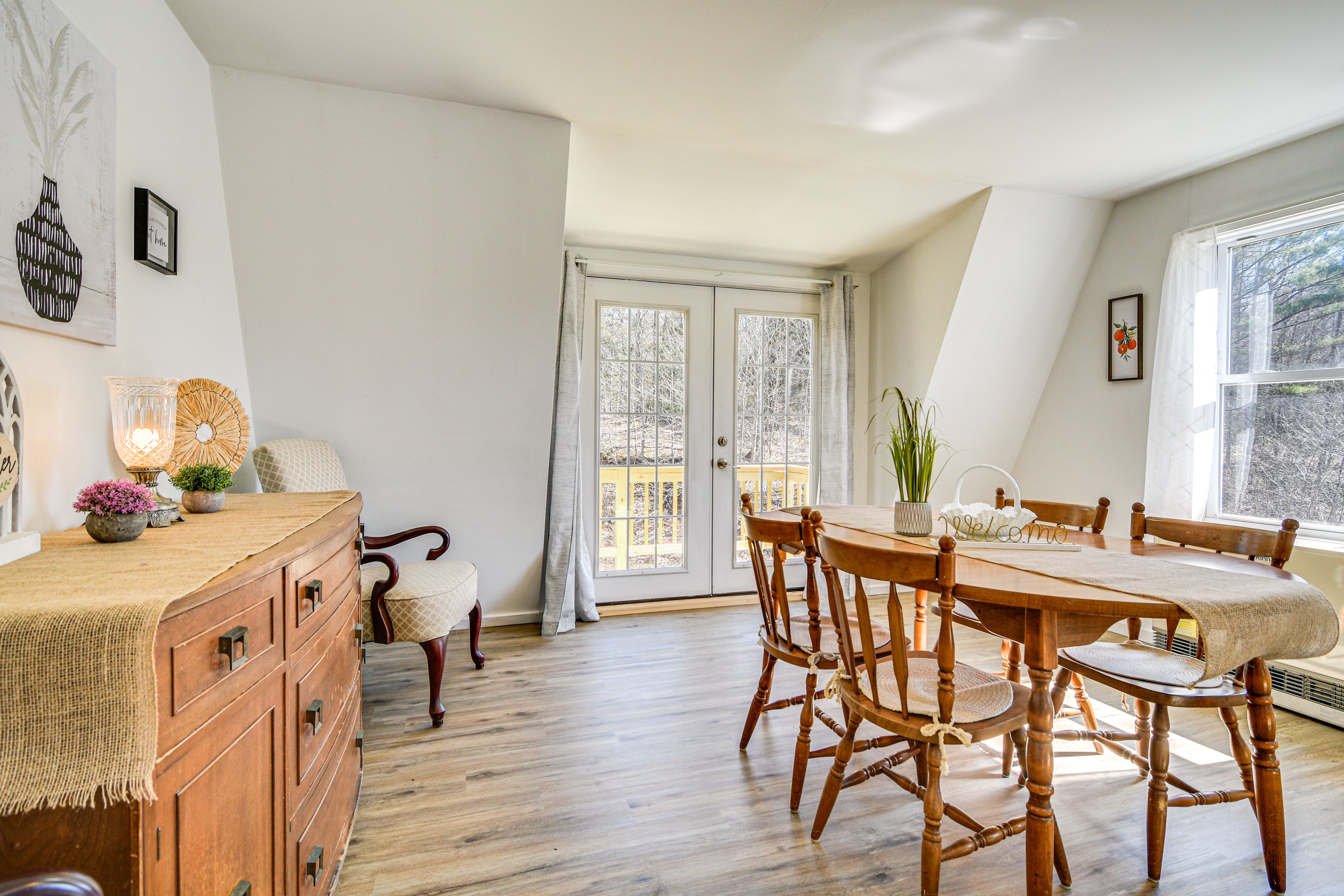 Dining Area | 2nd Floor | Dishware/Flatware | Trash Bags/Paper Towels