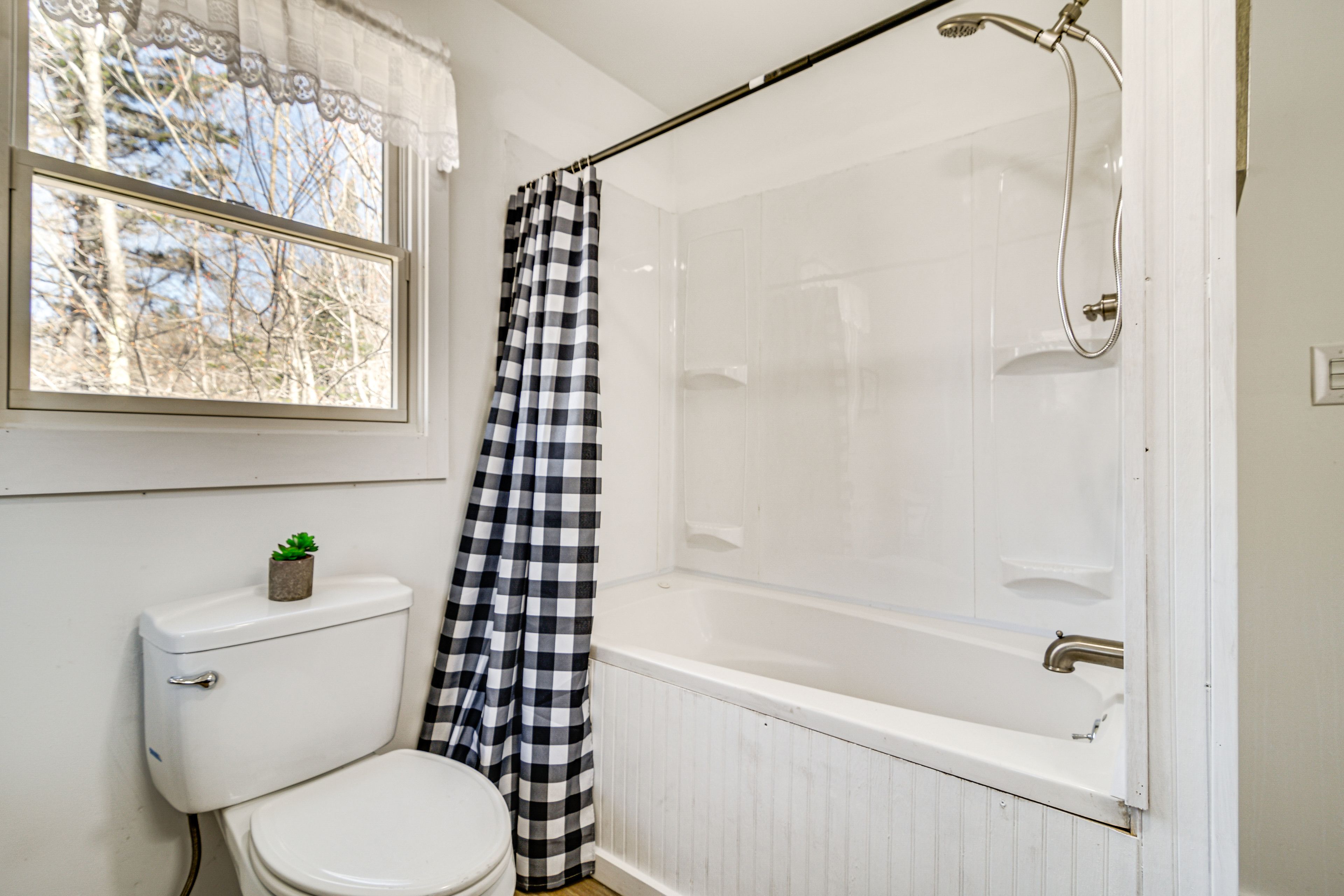 Full Bathroom | 2nd Floor | Towels Provided | Complimentary Toiletries