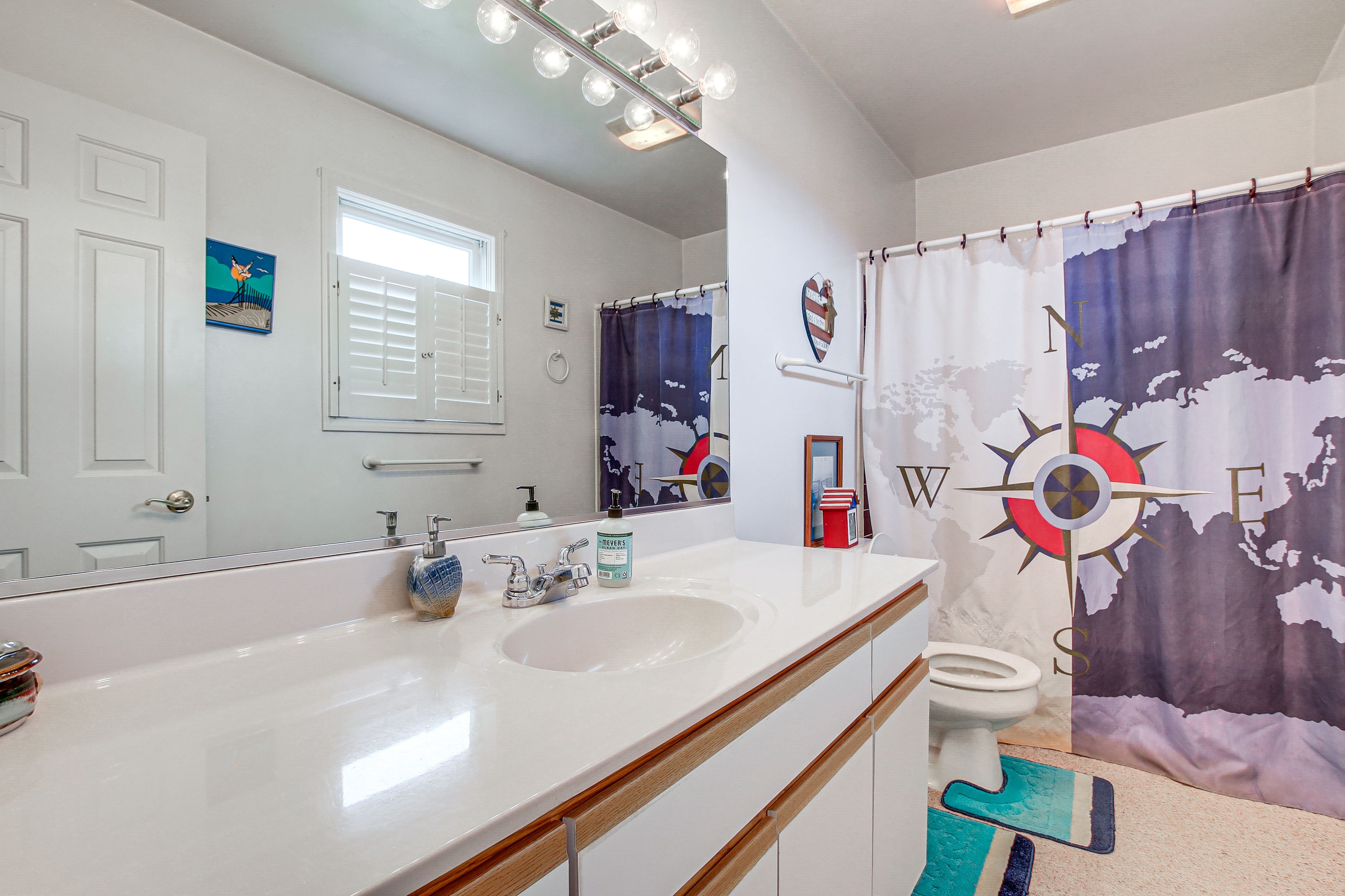 Full Bathroom | Towels Provided | 1st Floor