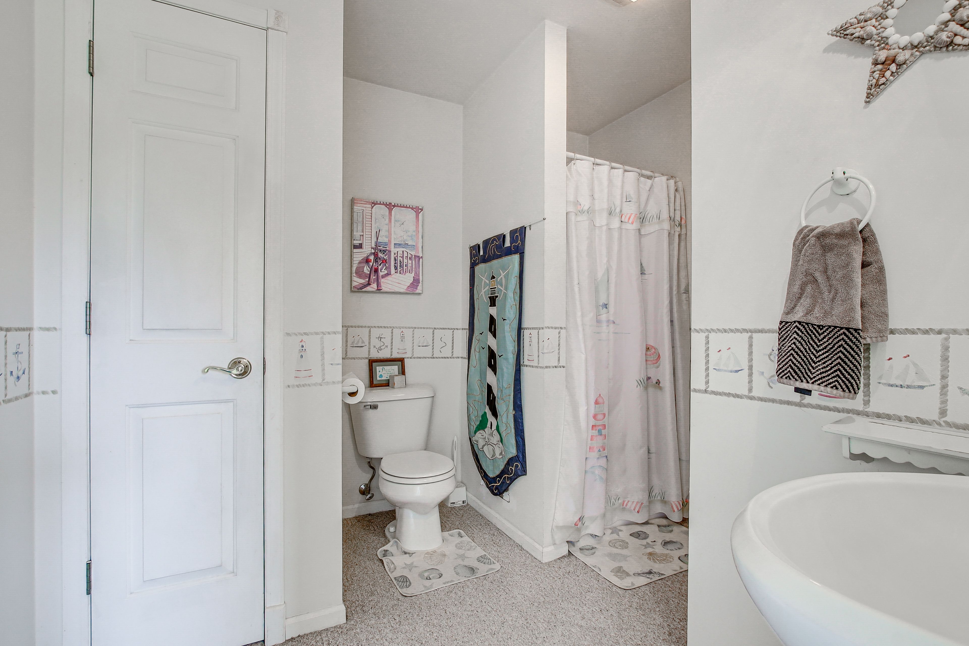 Full Bathroom | Complimentary Toiletries | 2nd Floor
