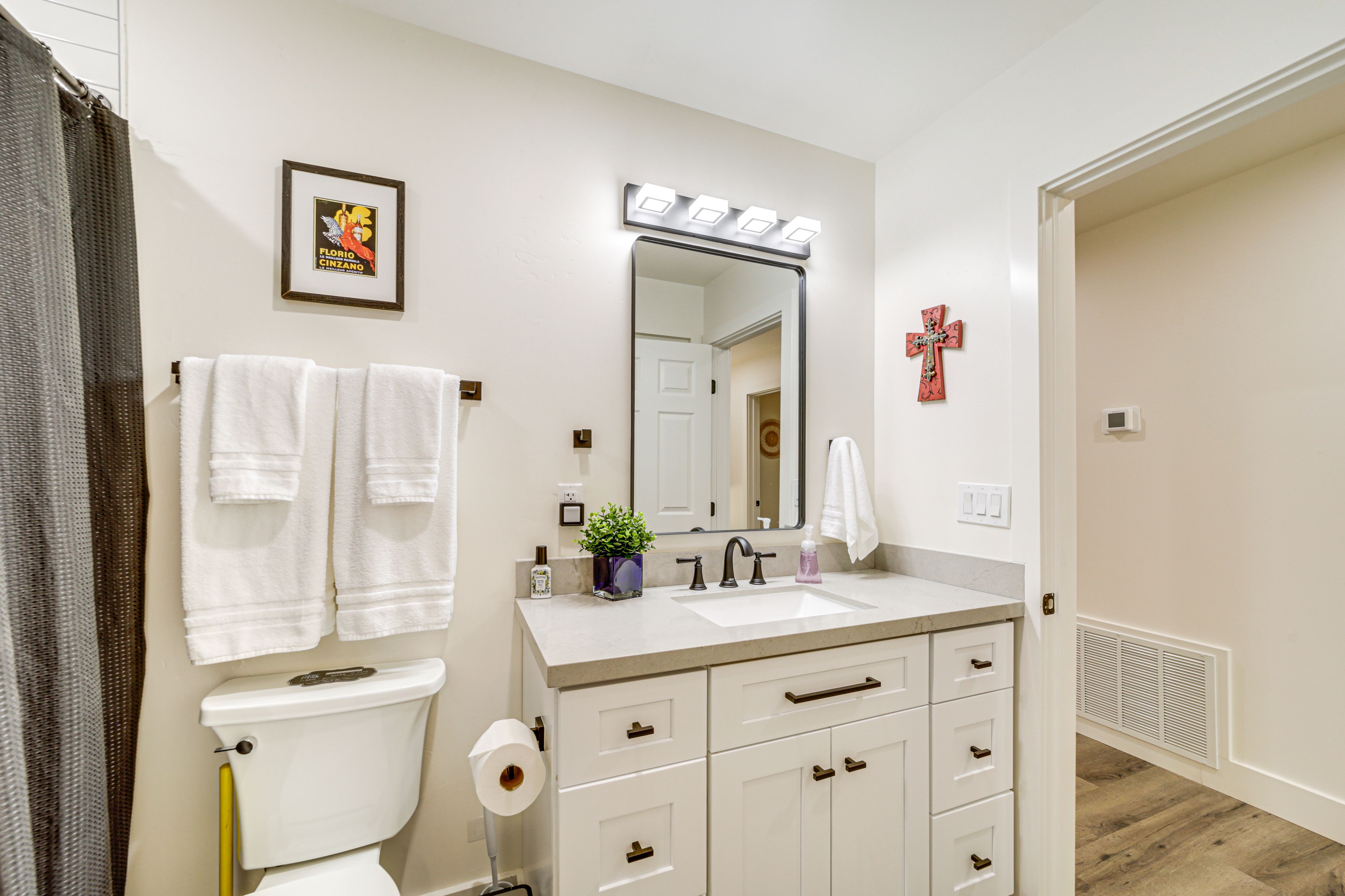 Full Bathroom | Complimentary Toiletries
