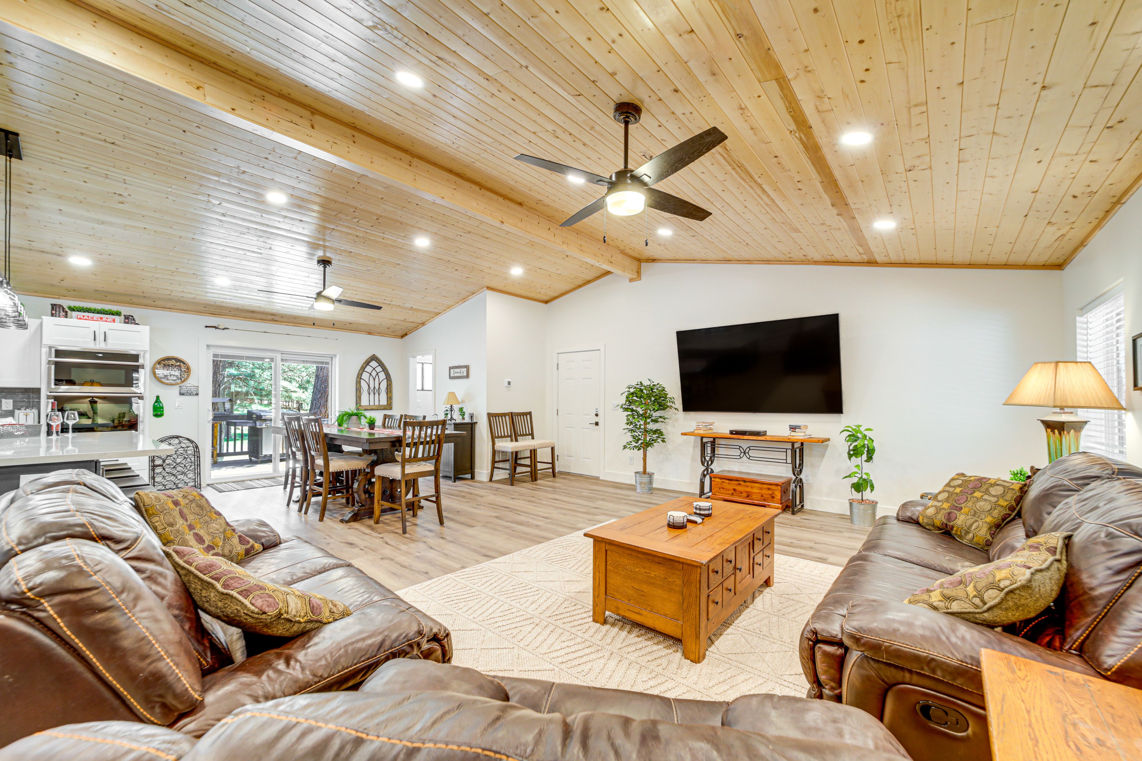 Living Room | Free WiFi | Smart TV