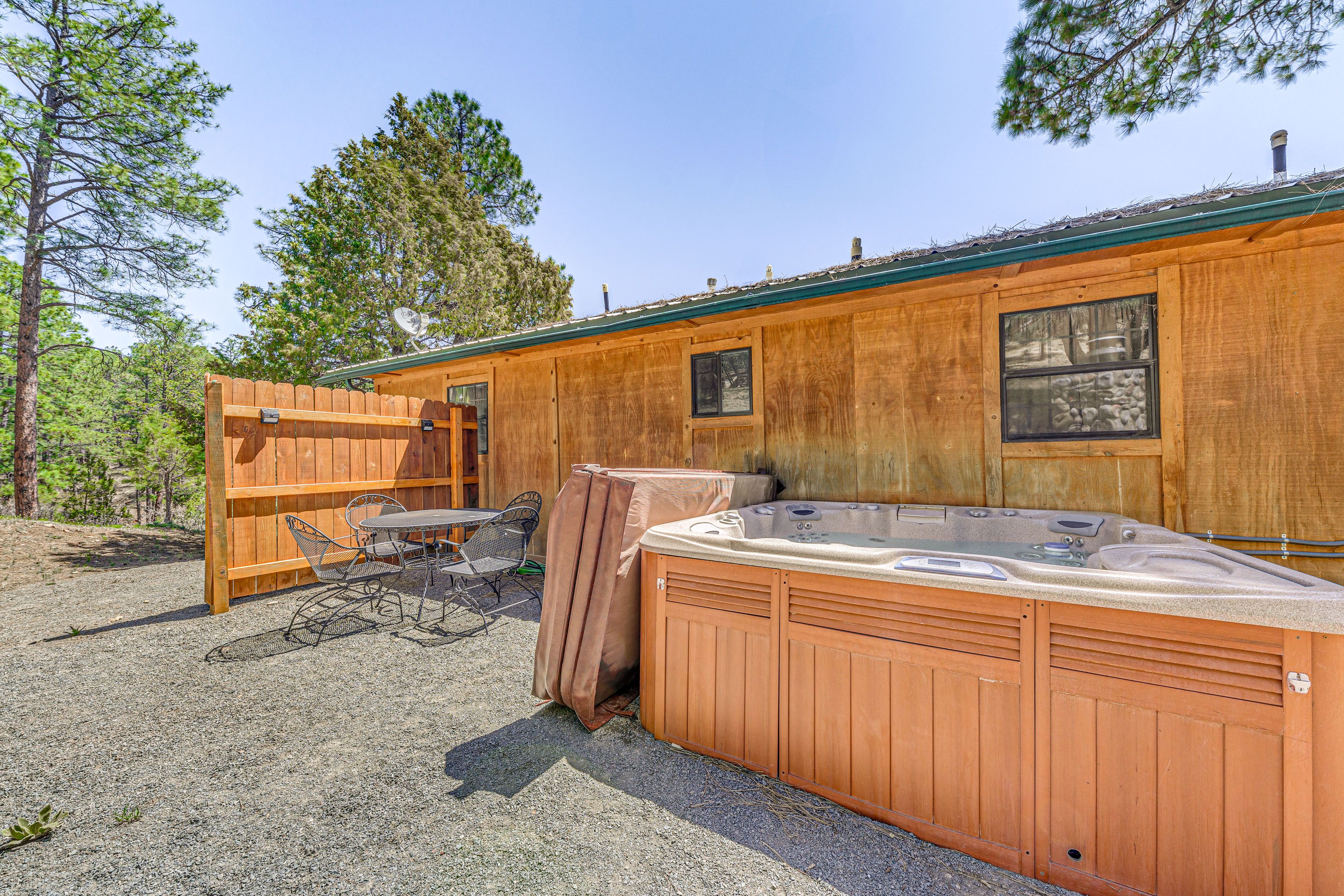 Private Hot Tub | Outdoor Dining