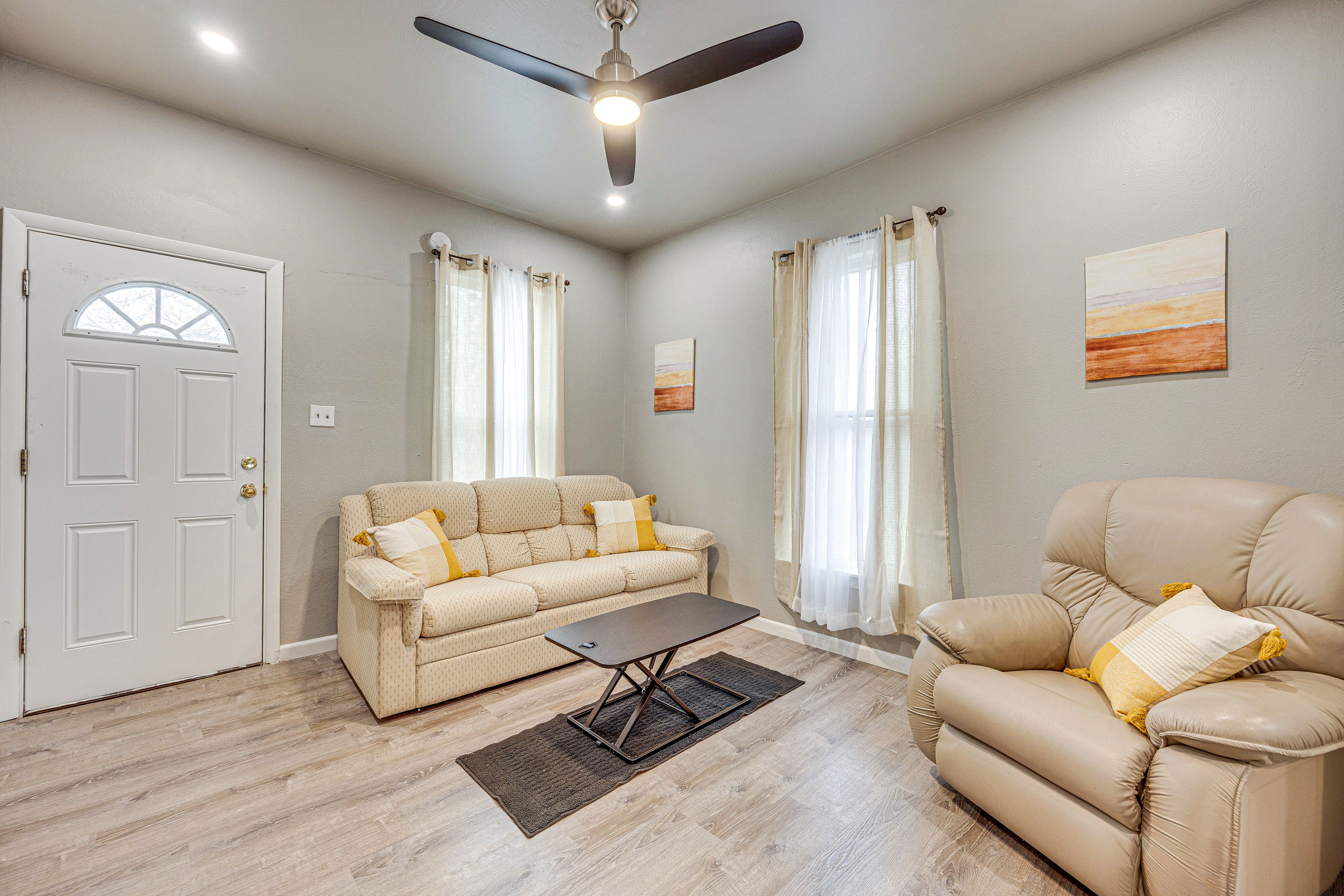 Living Room | Full Sleeper Sofa | Smart TV | Free WiFi