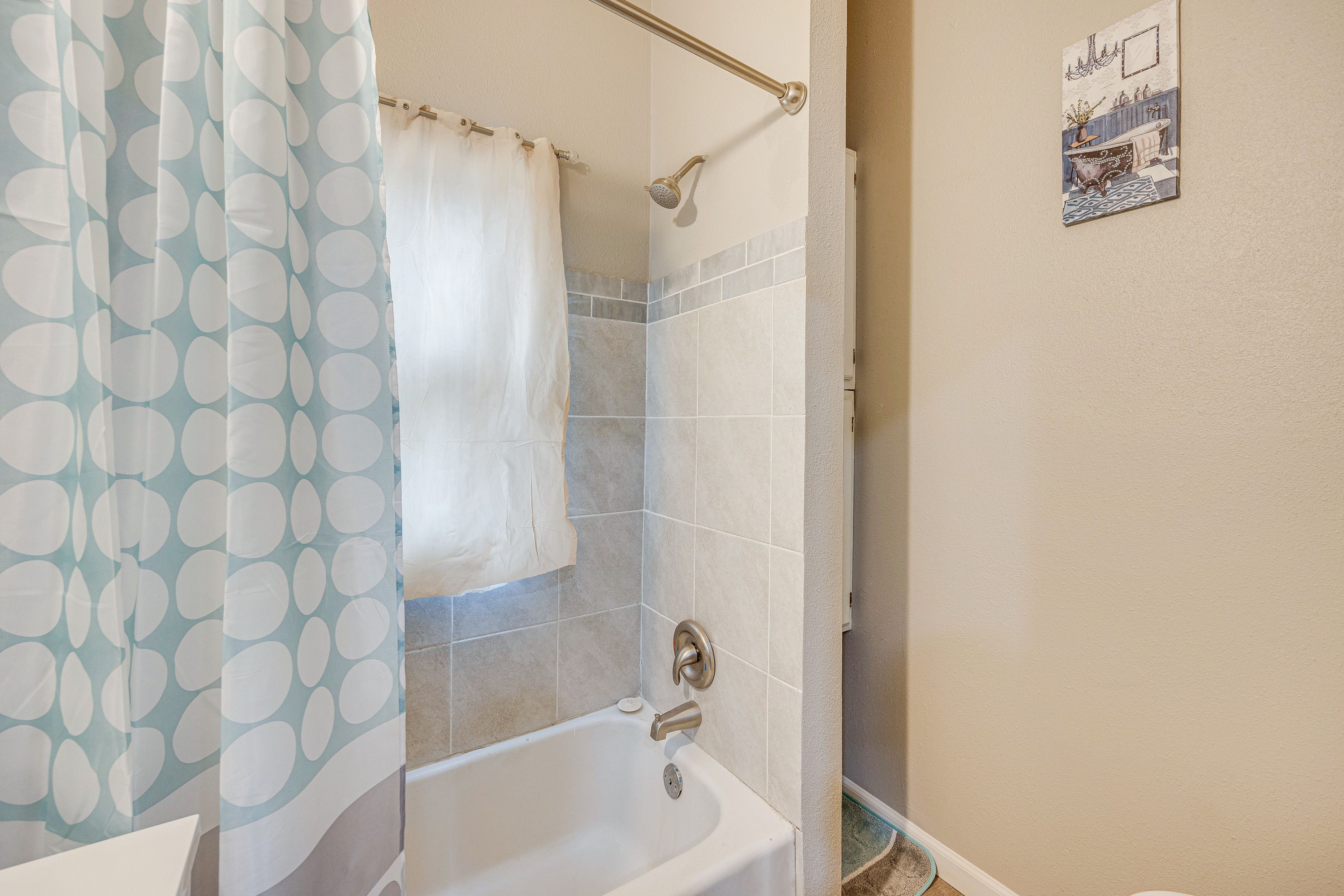 Full Bathroom | Complimentary Toiletries | Towels Provided