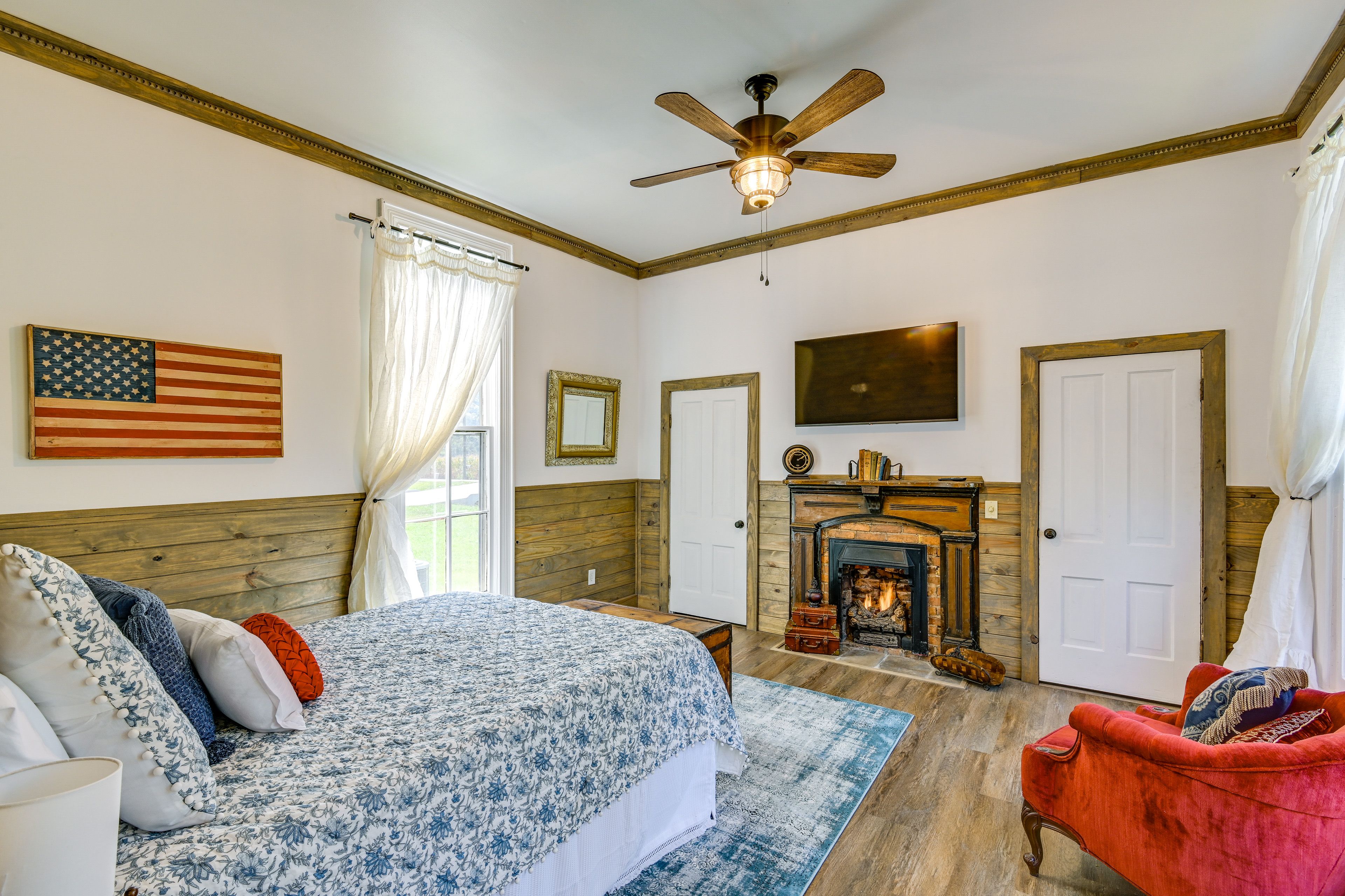 Bedroom 1 | Queen Bed