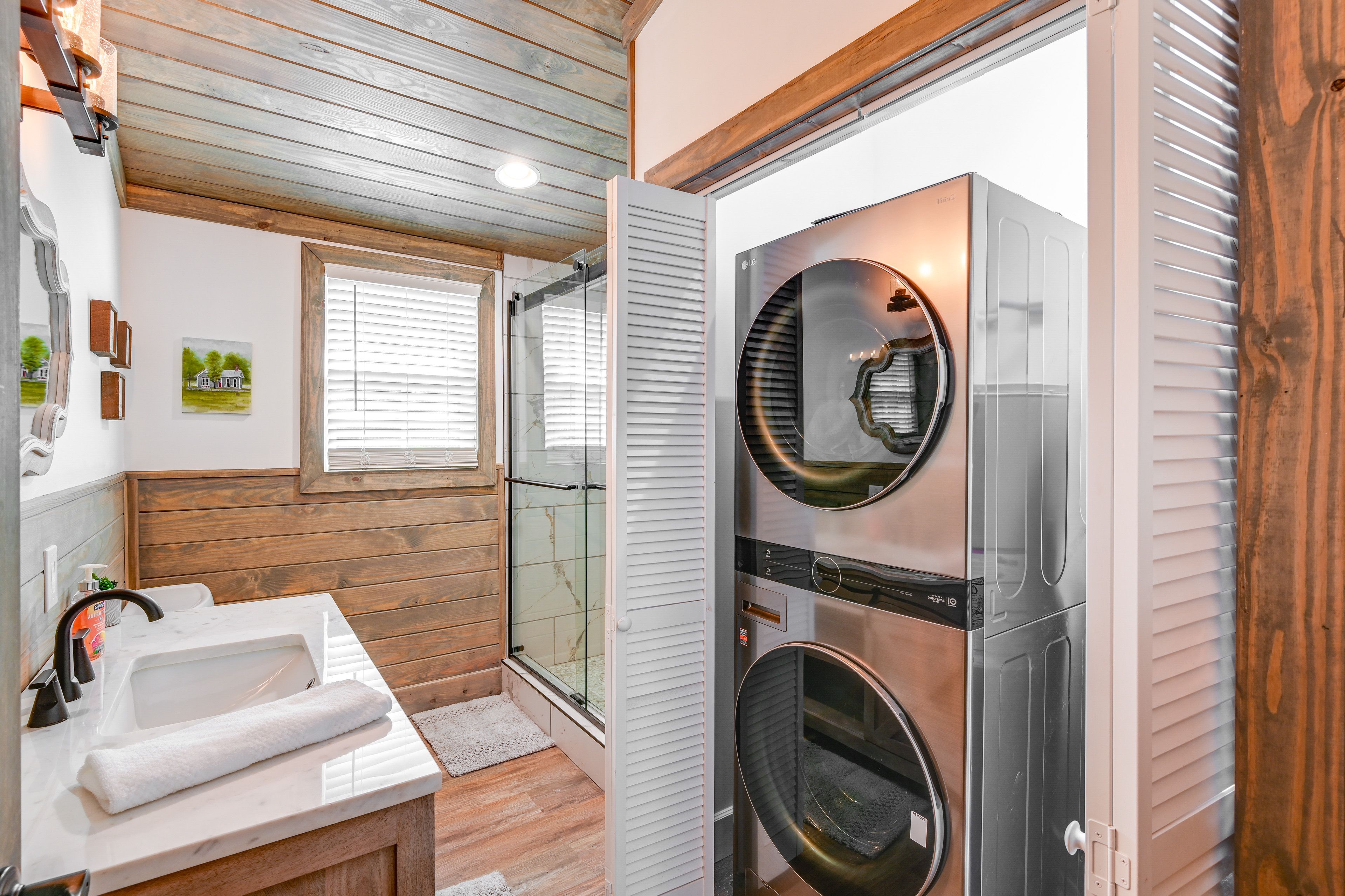 Full Bathroom | In-Unit Laundry | Towels Provided | Complimentary Toiletries