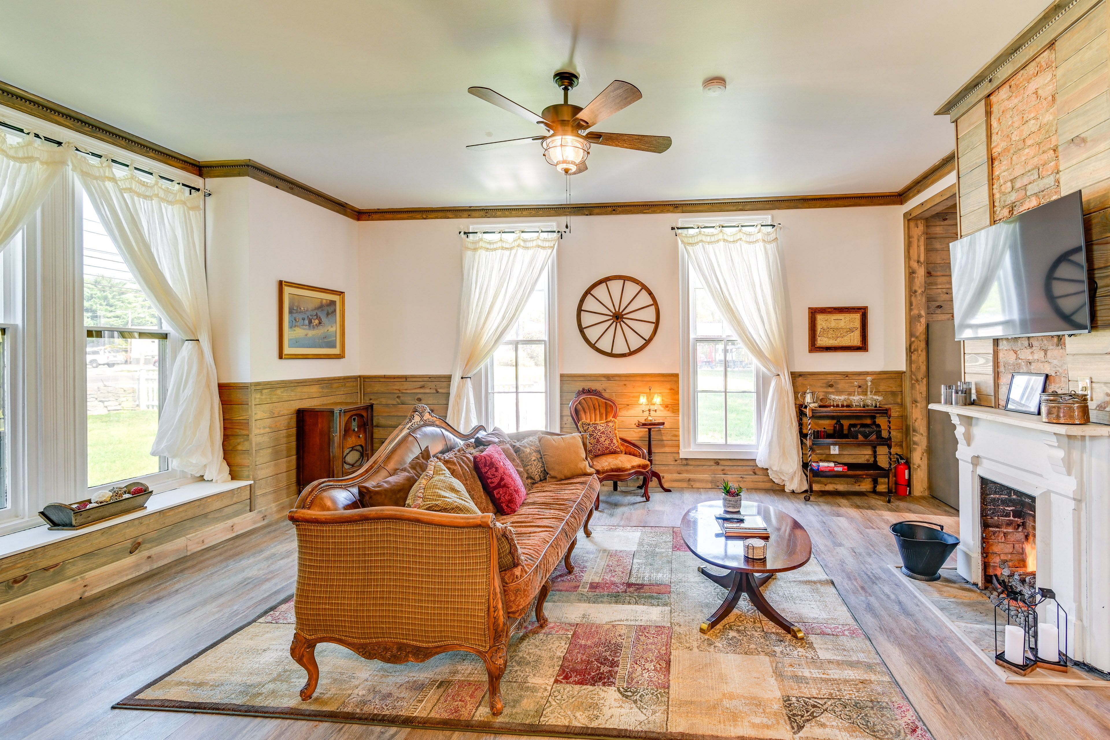 Living Room | Gas Fireplace | Smart TV