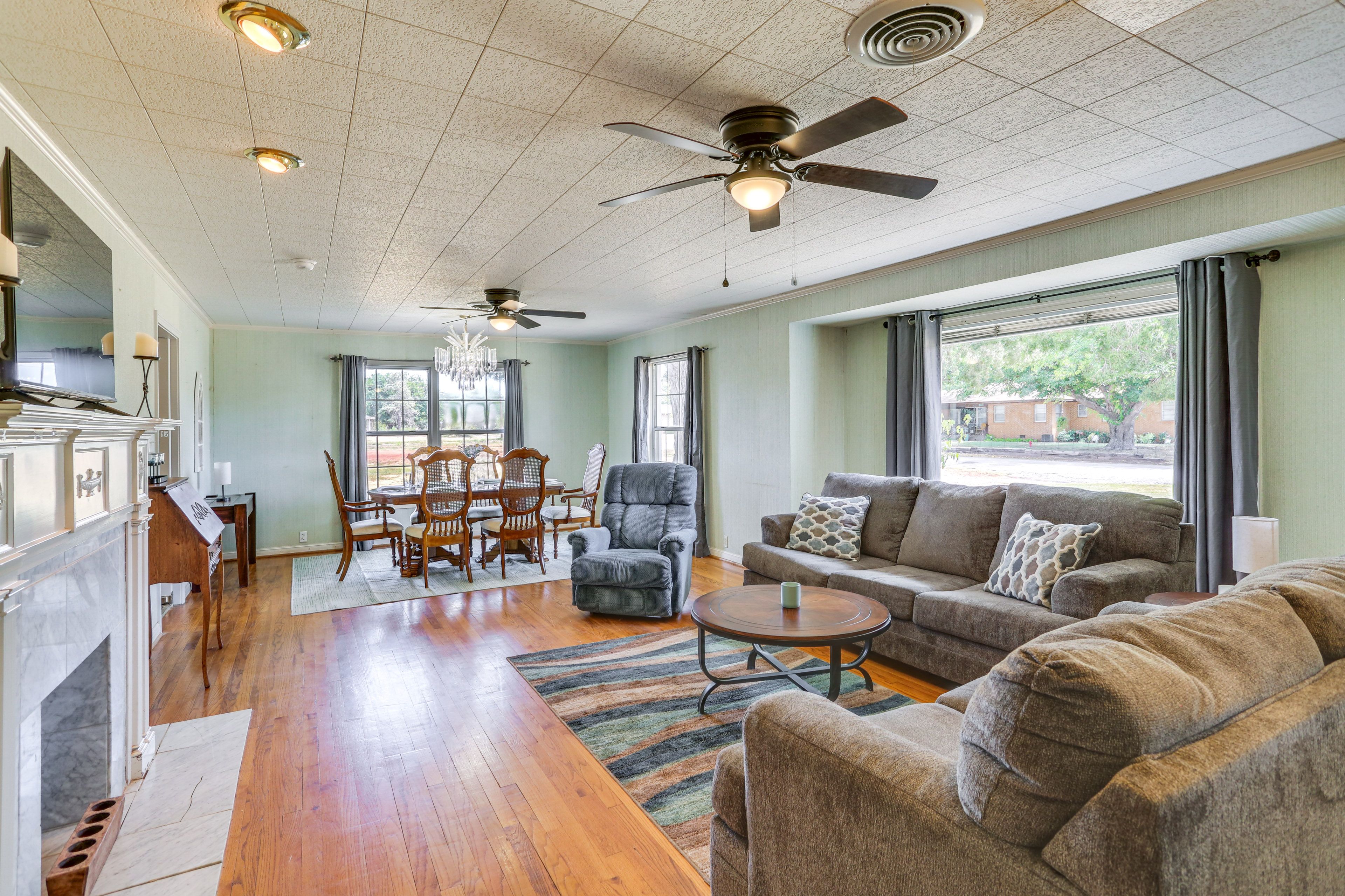Living Room | Flat-Screen TV | Central Heating & A/C | Free WiFi