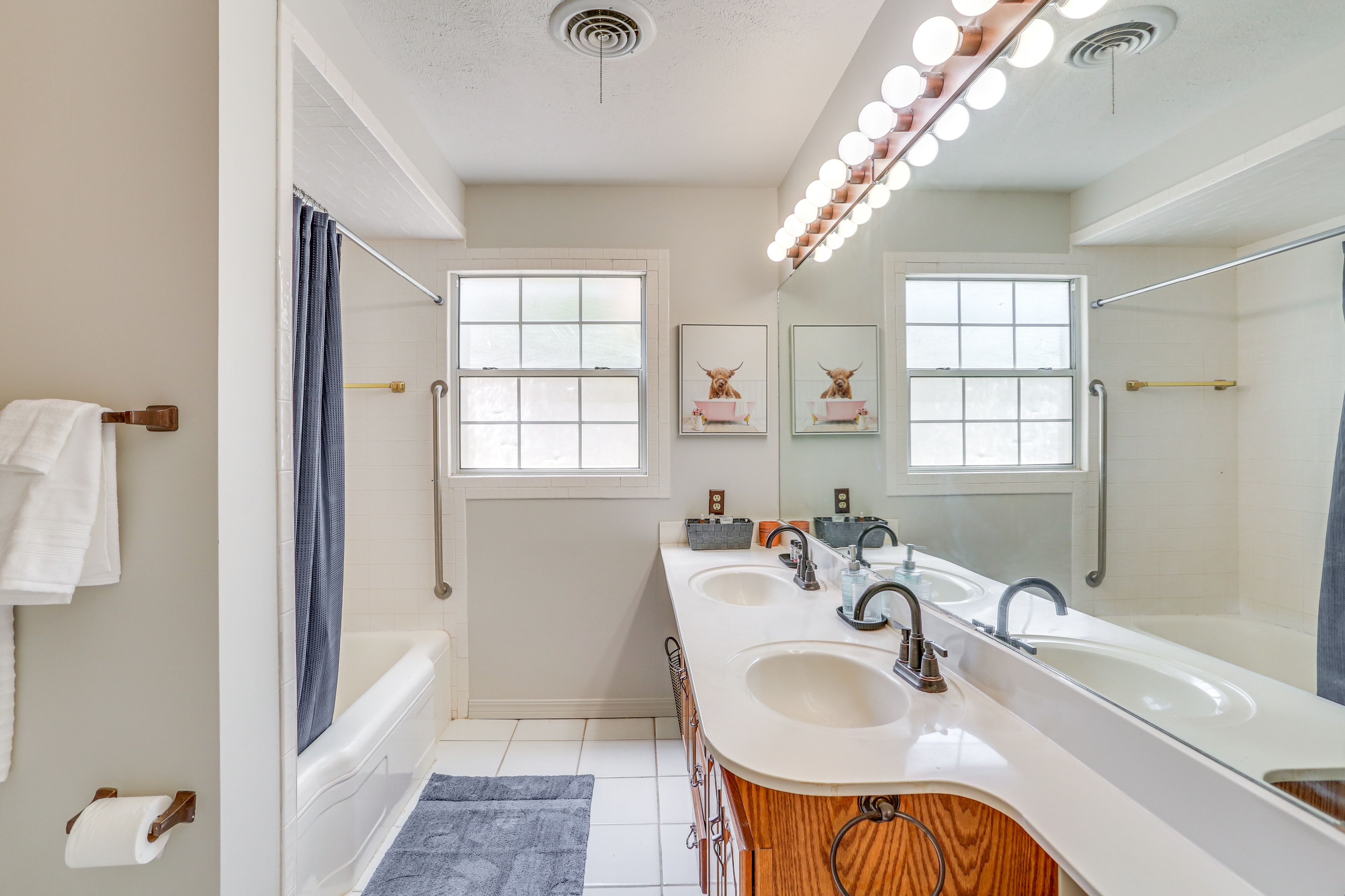 Full Bathroom | Shower/Tub Combo | Complimentary Toiletries | Towels Provided