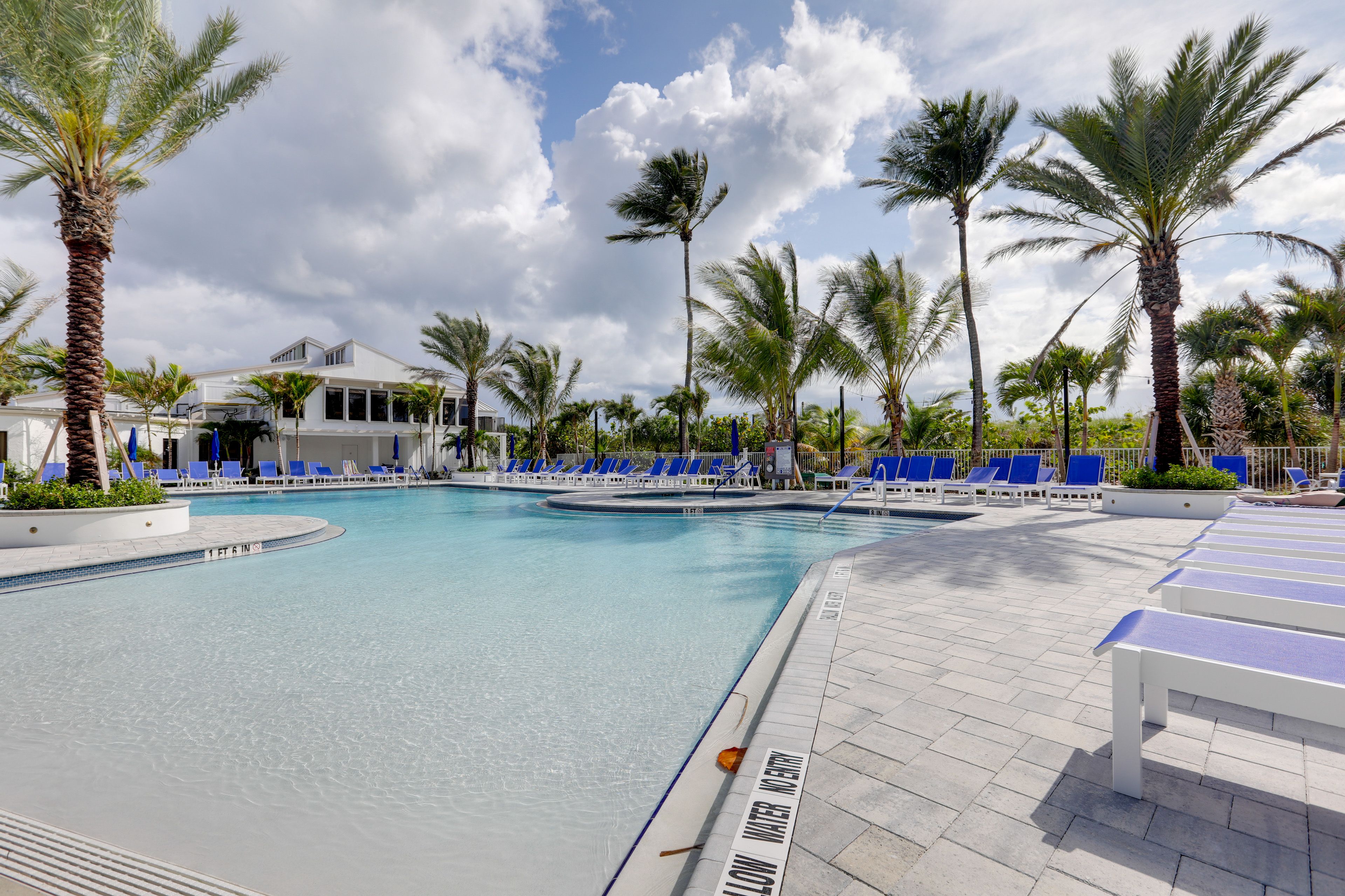 Community Amenities | Outdoor Pools | Dining Area