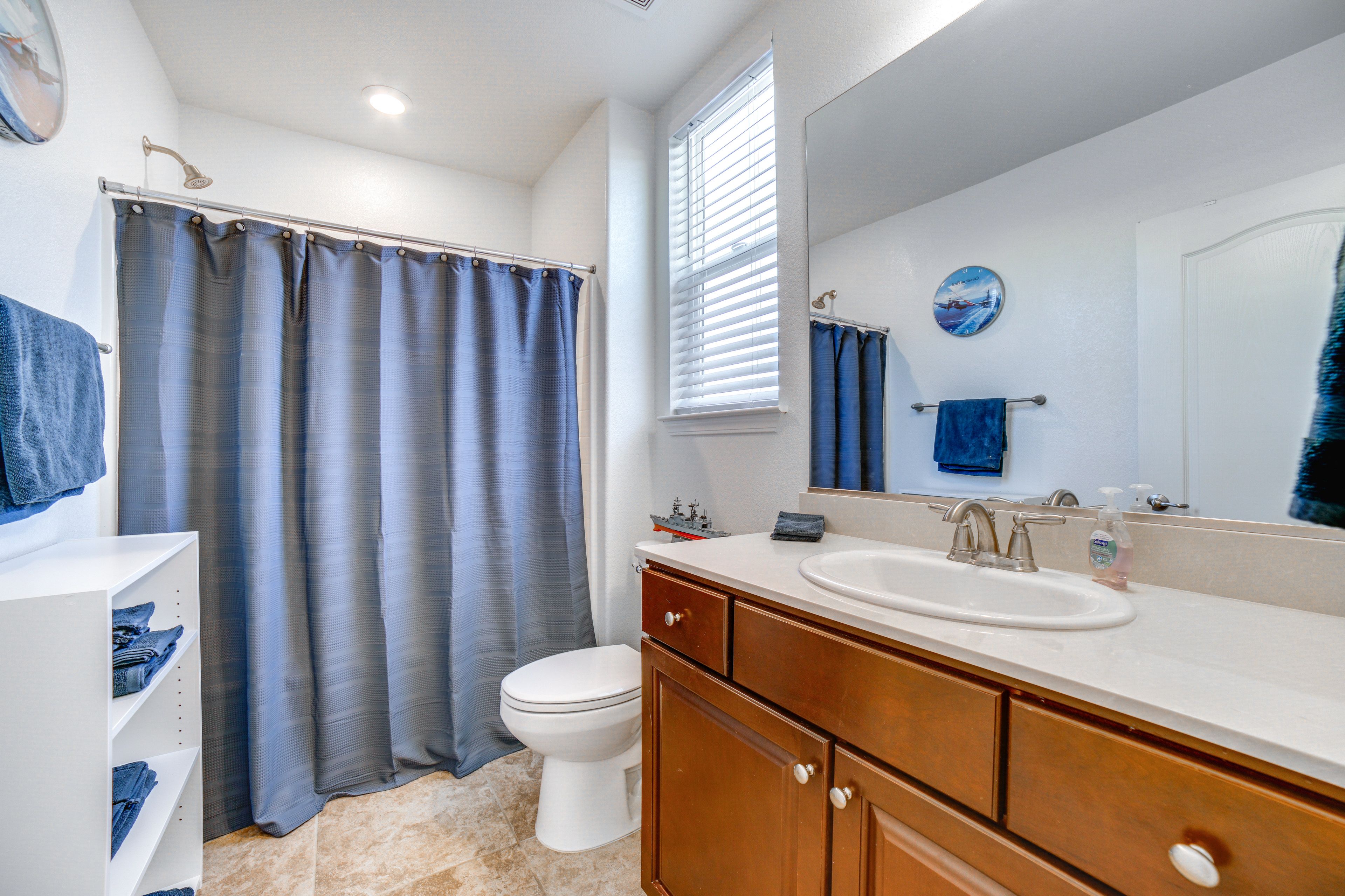 Full Bathroom | Towels Provided | Complimentary Toiletries