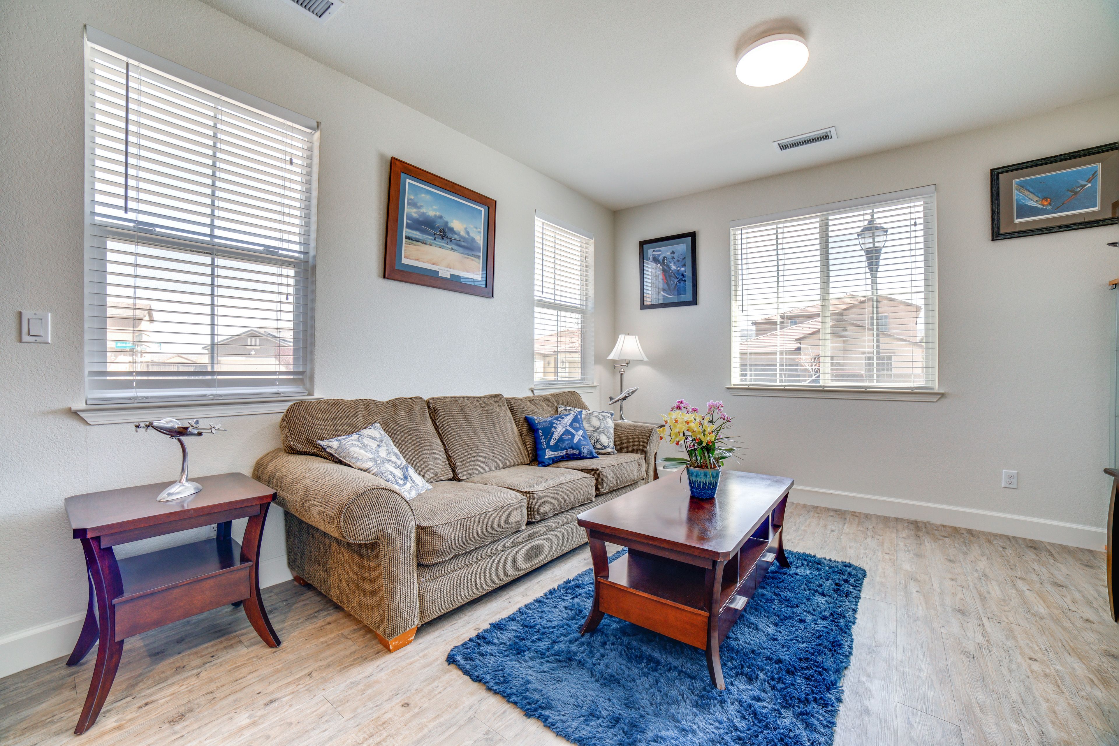 Living Room | Queen Sleeper Sofa | Free WiFi | Smart TV