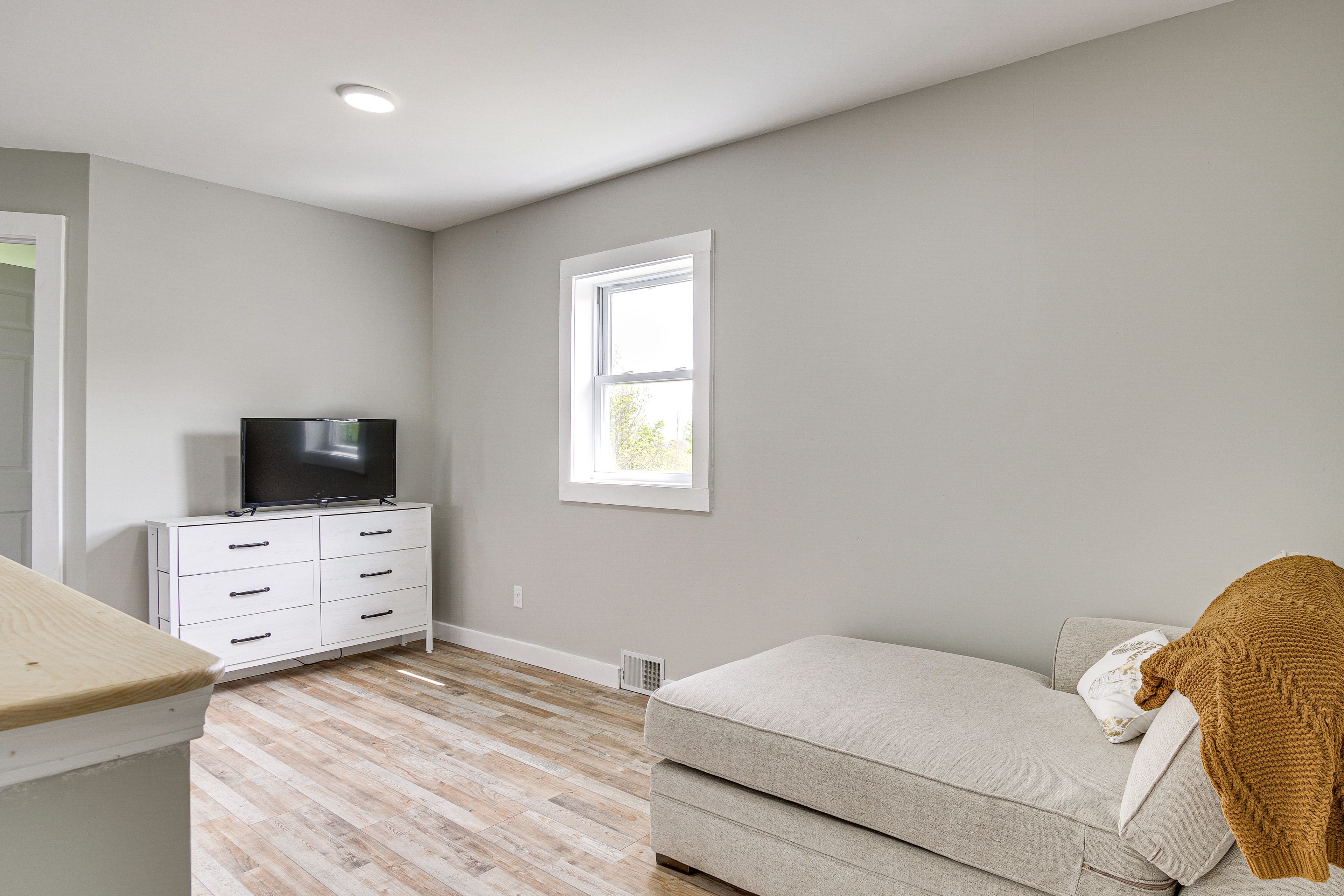 Living Area | Smart TV | 2nd Floor