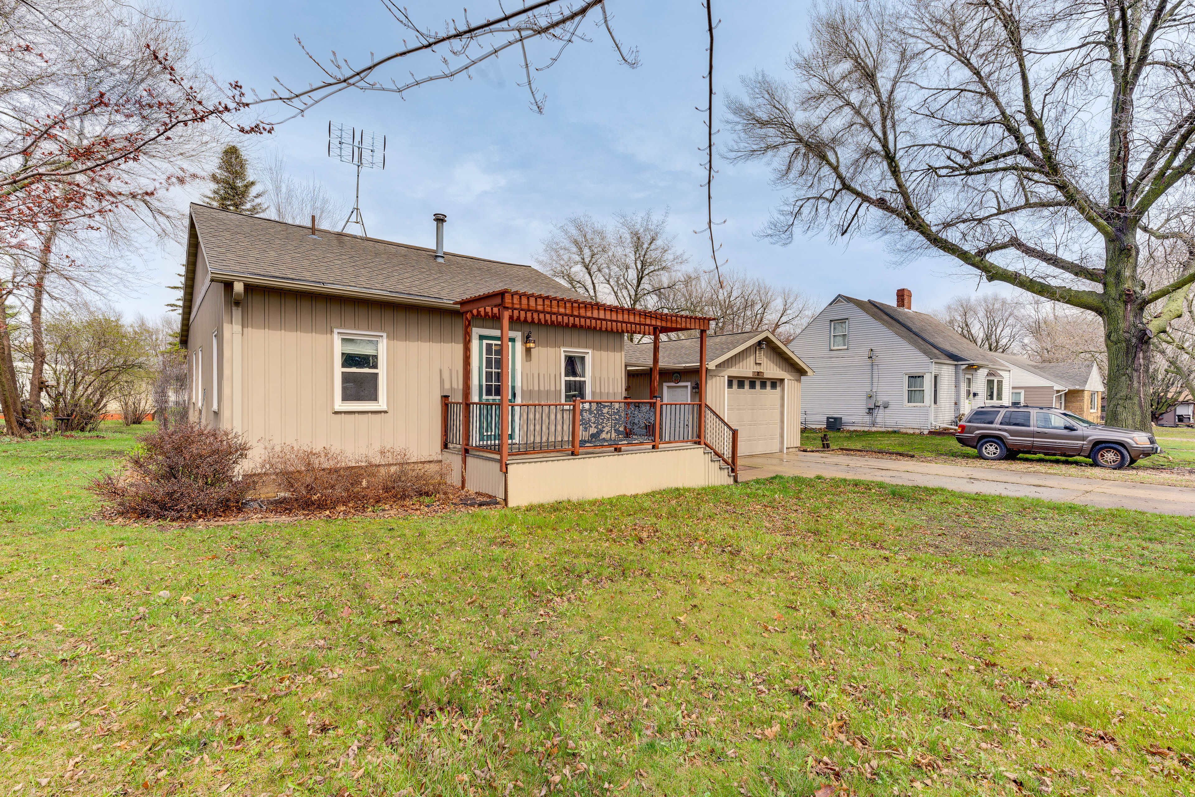 Exterior | Driveway (4 Vehicles) | Garage (1 Vehicle) | Free Street Parking