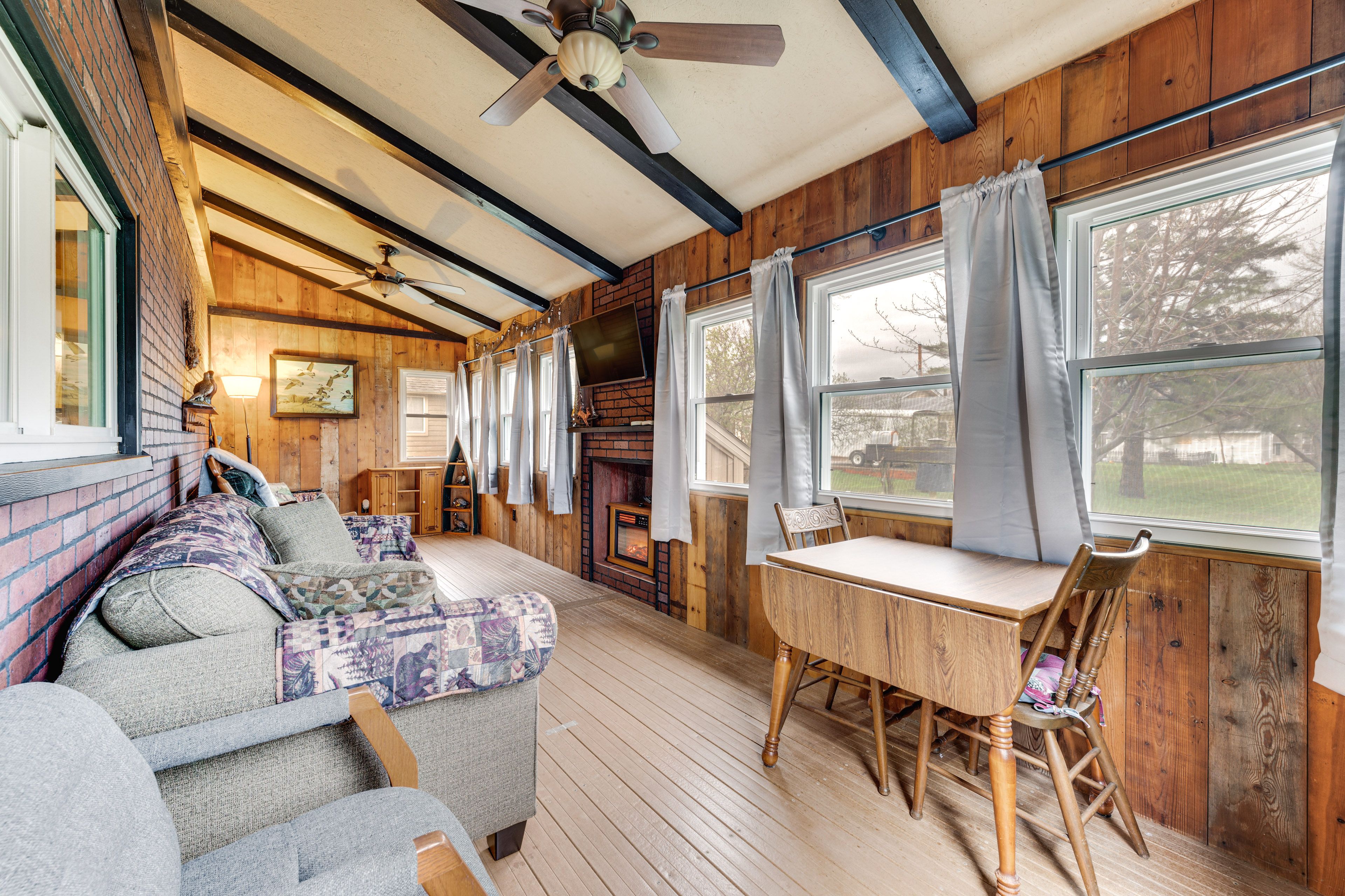 Sunroom | 2 Full Sleeper Sofas | Electric Fireplace | Smart TV