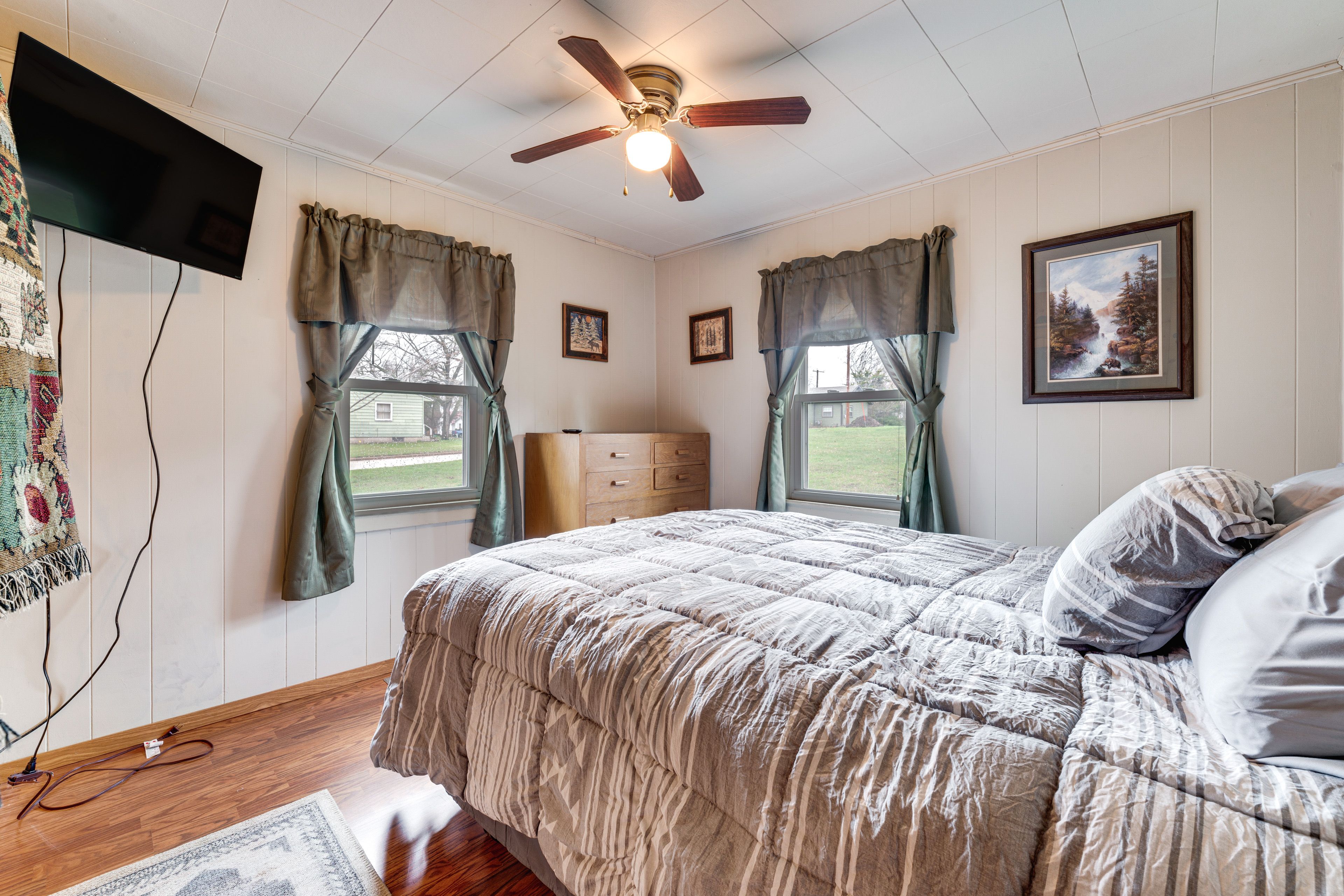 Bedroom 1 | Queen Bed | Smart TV