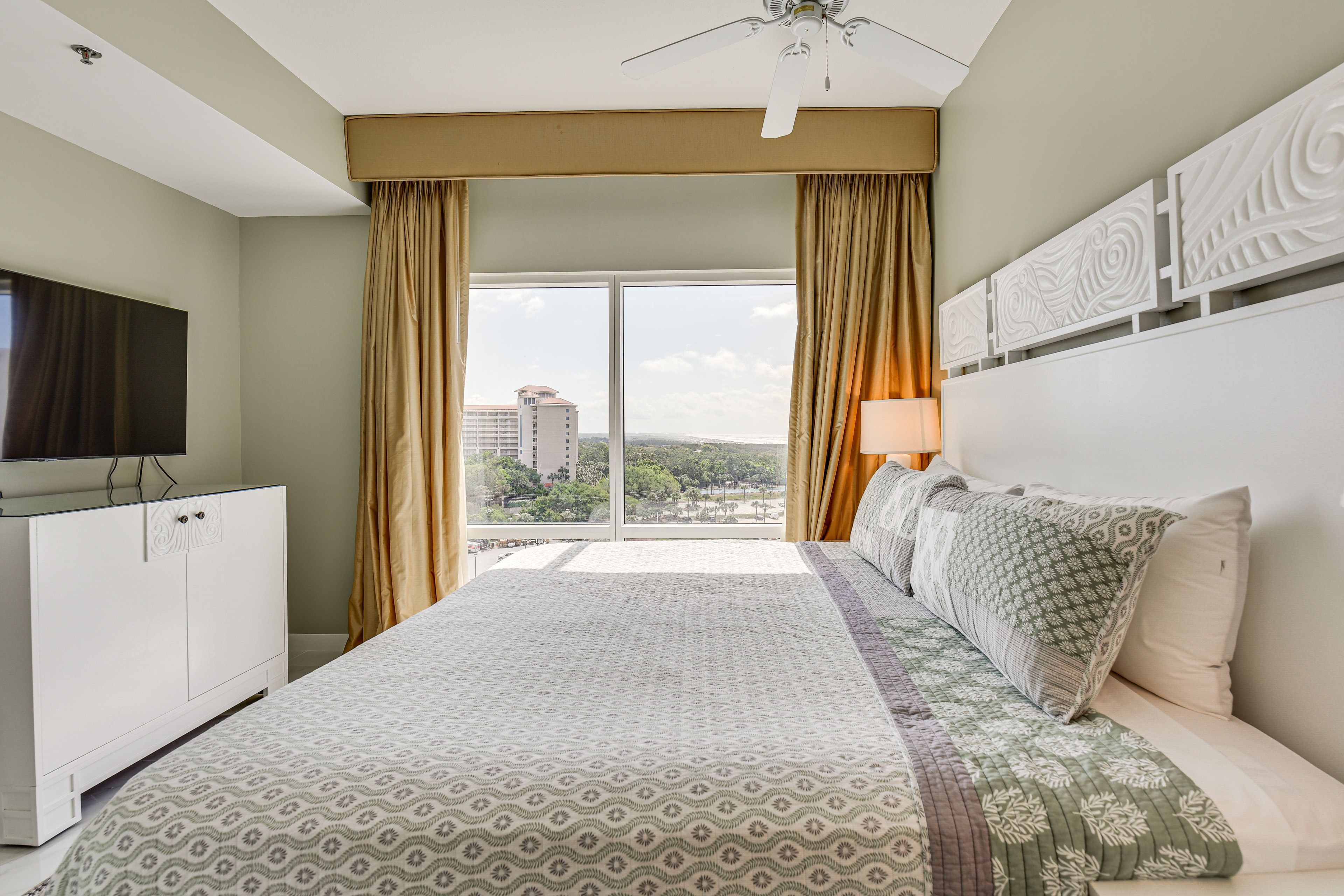 Bedroom 2 | King Bed