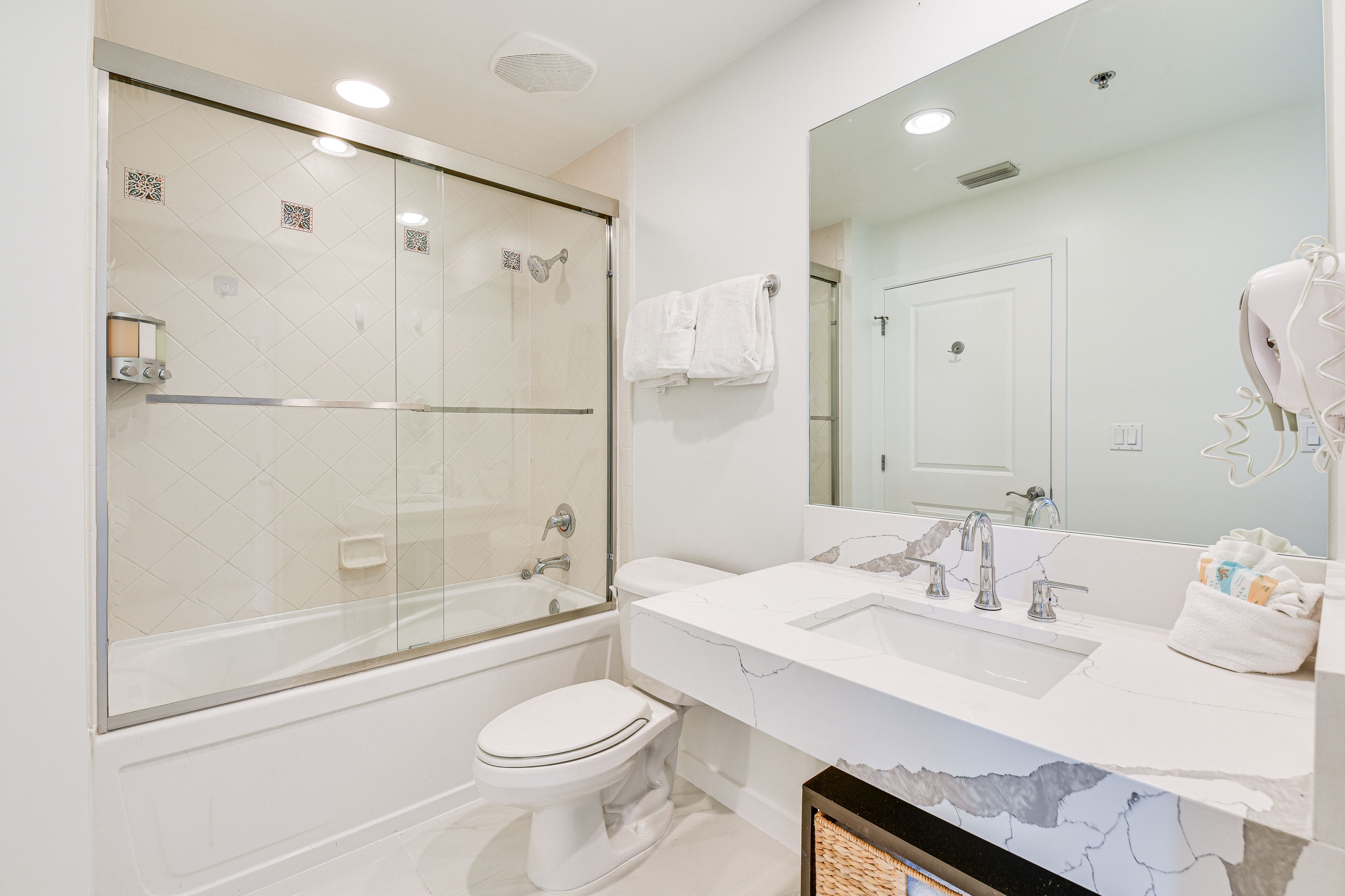 Full Bathroom | Towels Provided