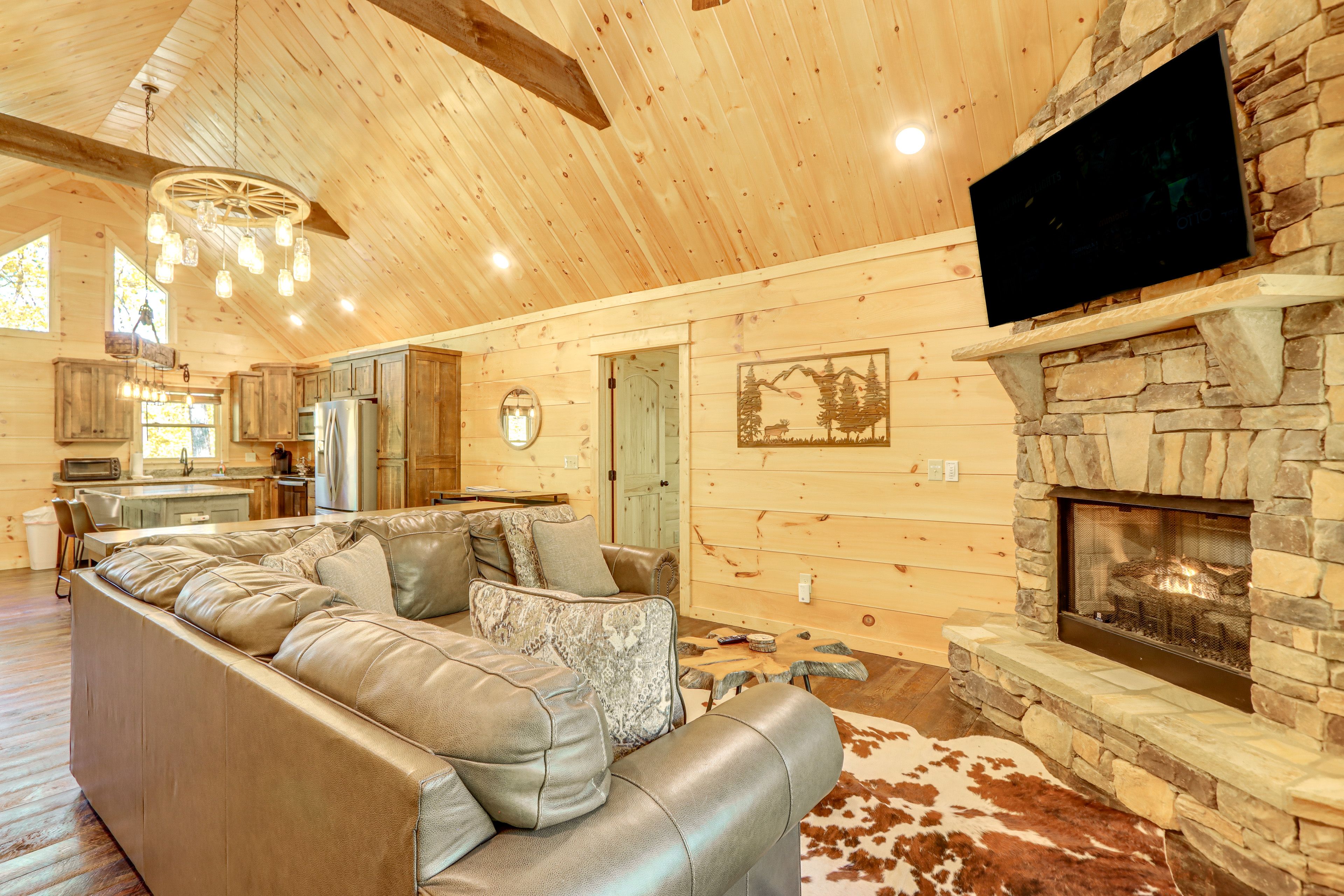Living Room | Gas Fireplace | Smart TV | Free WiFi | Board Games