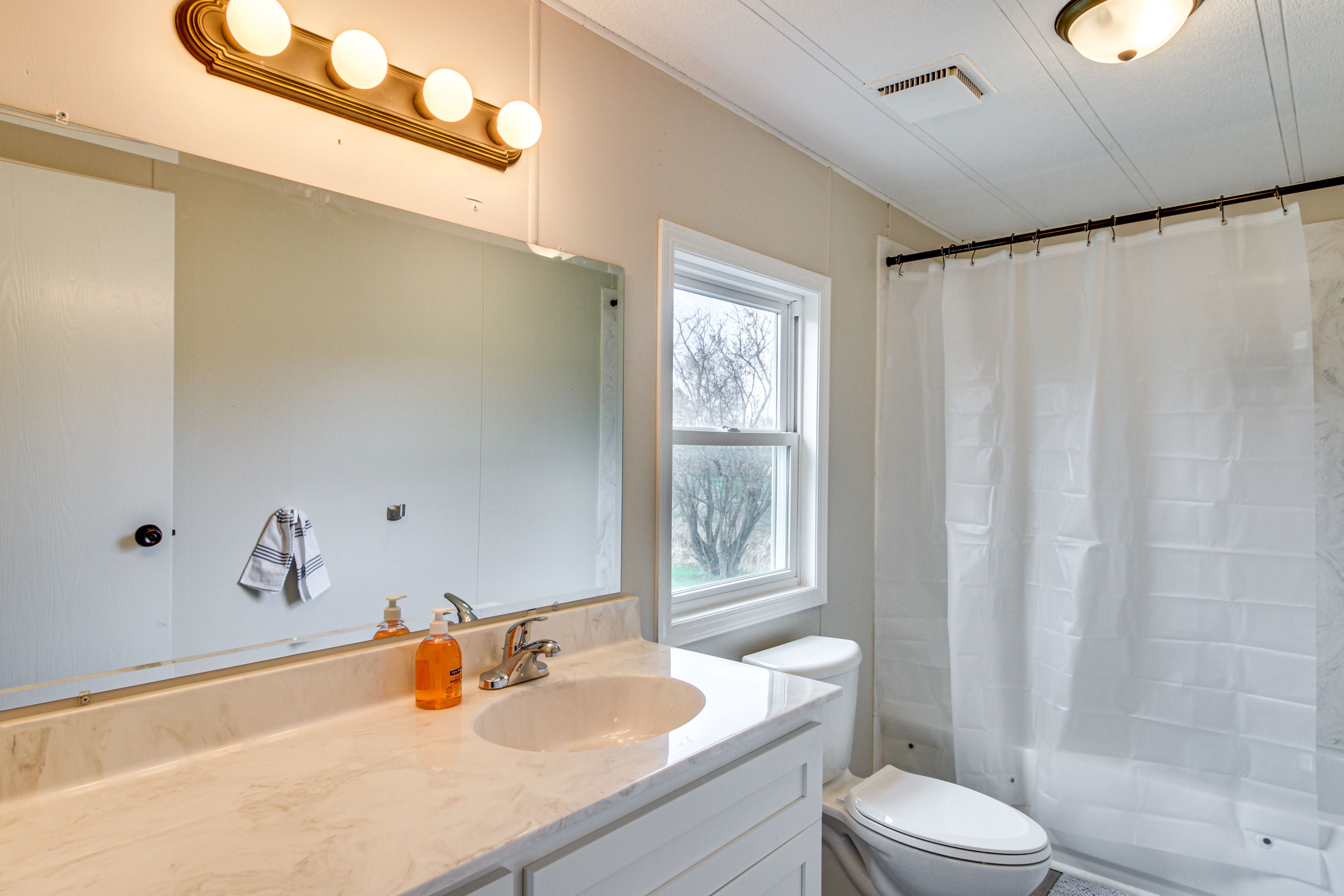 En-Suite Bathroom | Towels Provided