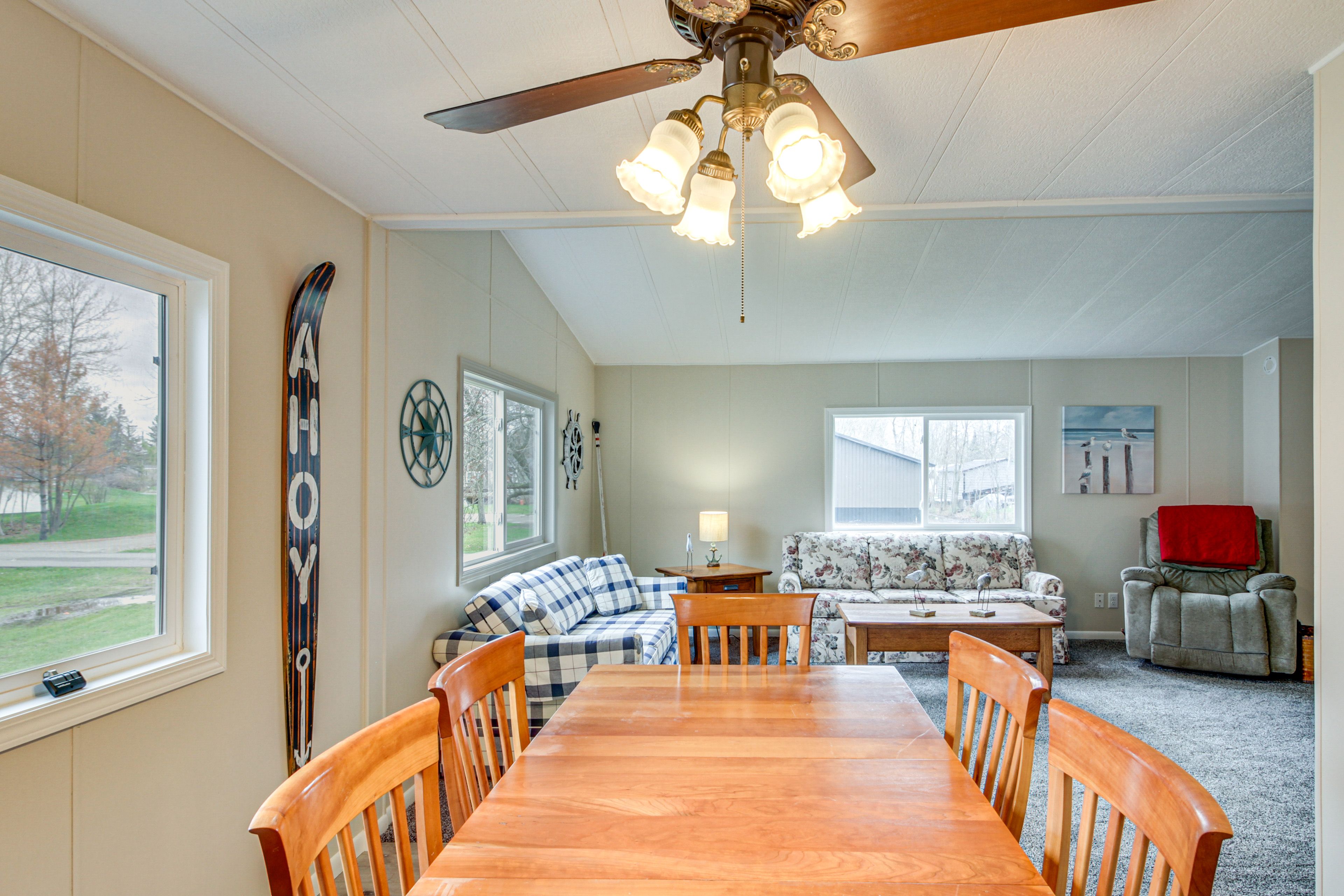 Dining Area | Dishware/Flatware Provided