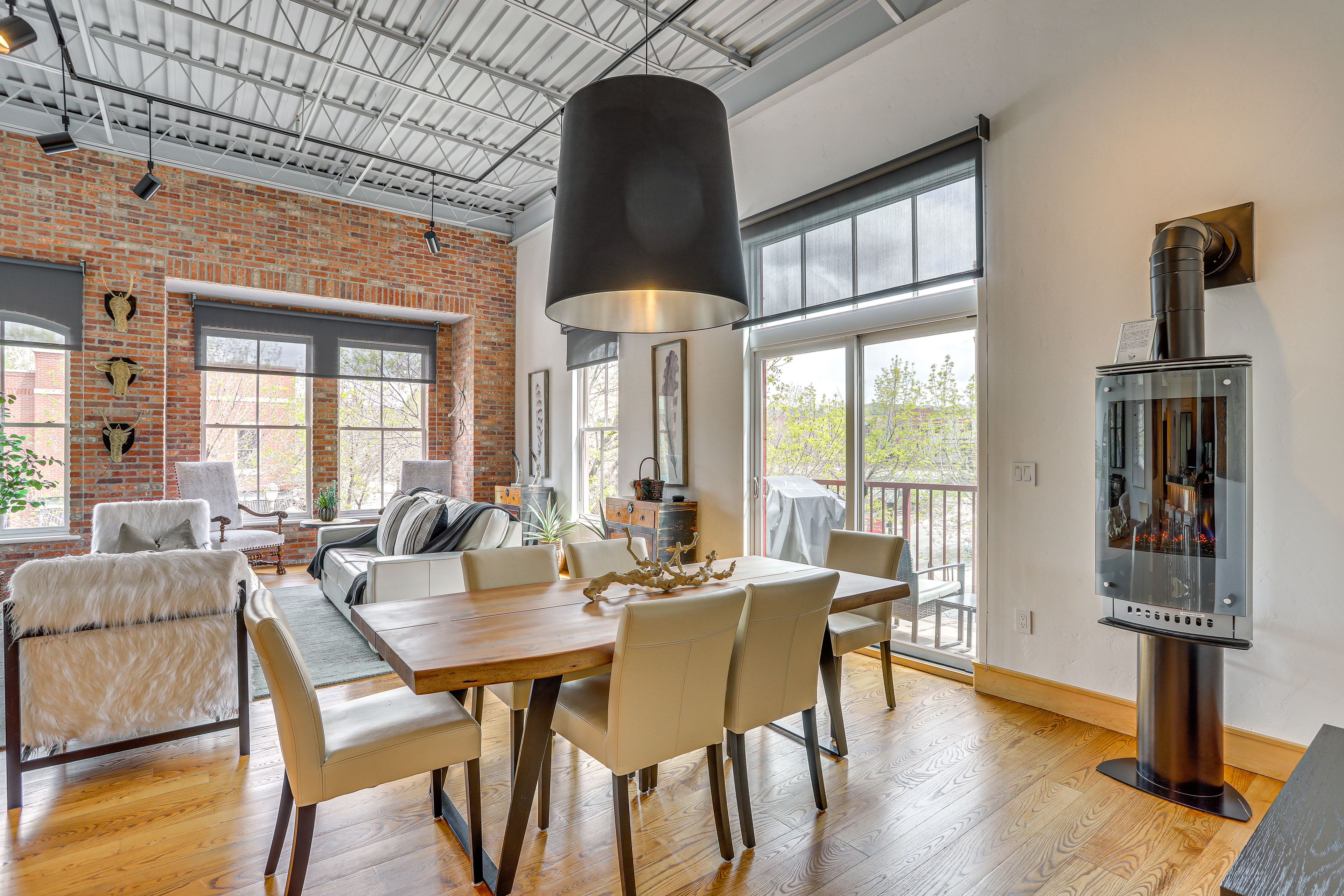 Dining | Dishware & Flatware Provided | Breakfast Bar