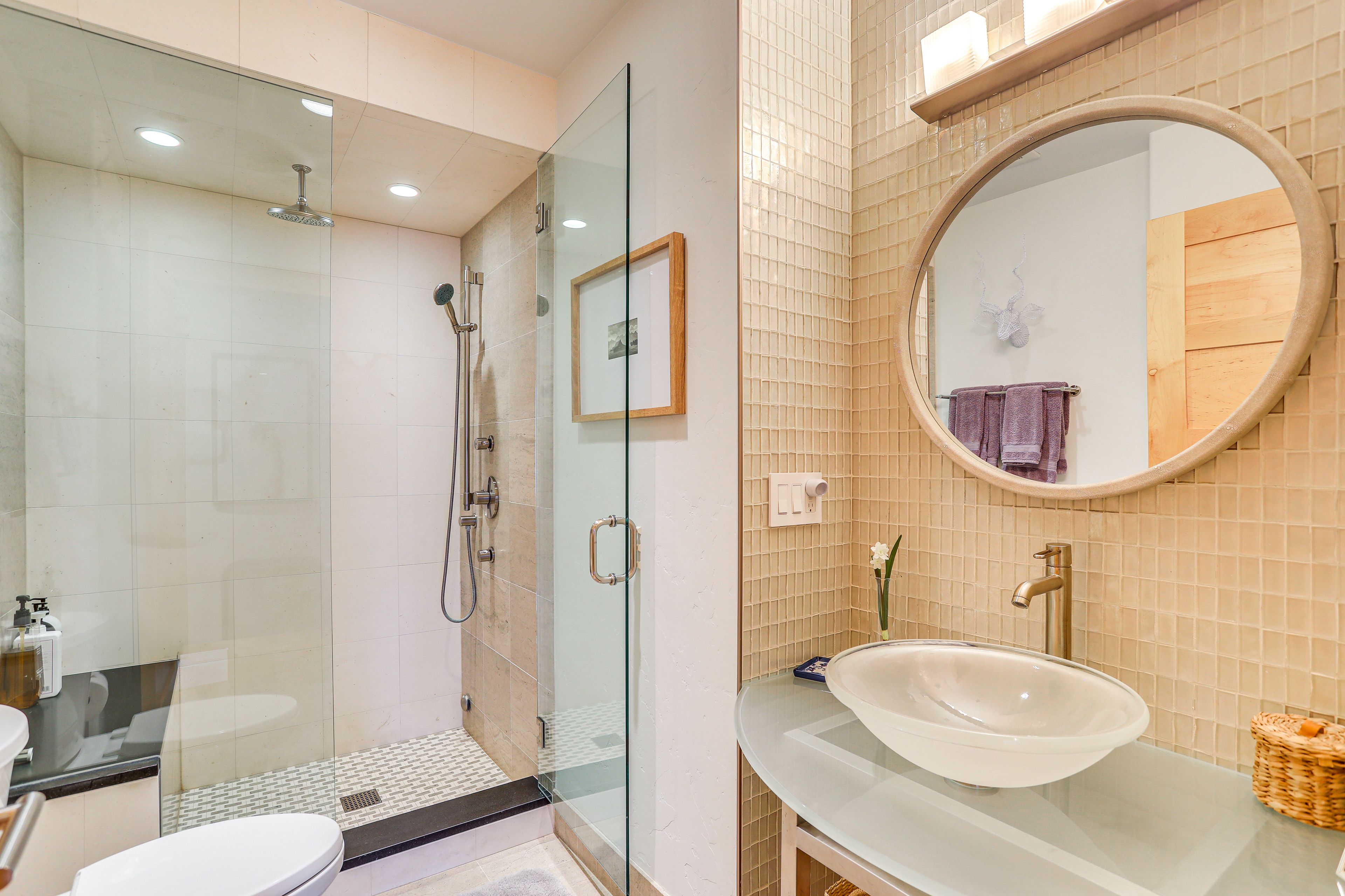 Full Bathroom | Complimentary Toiletries