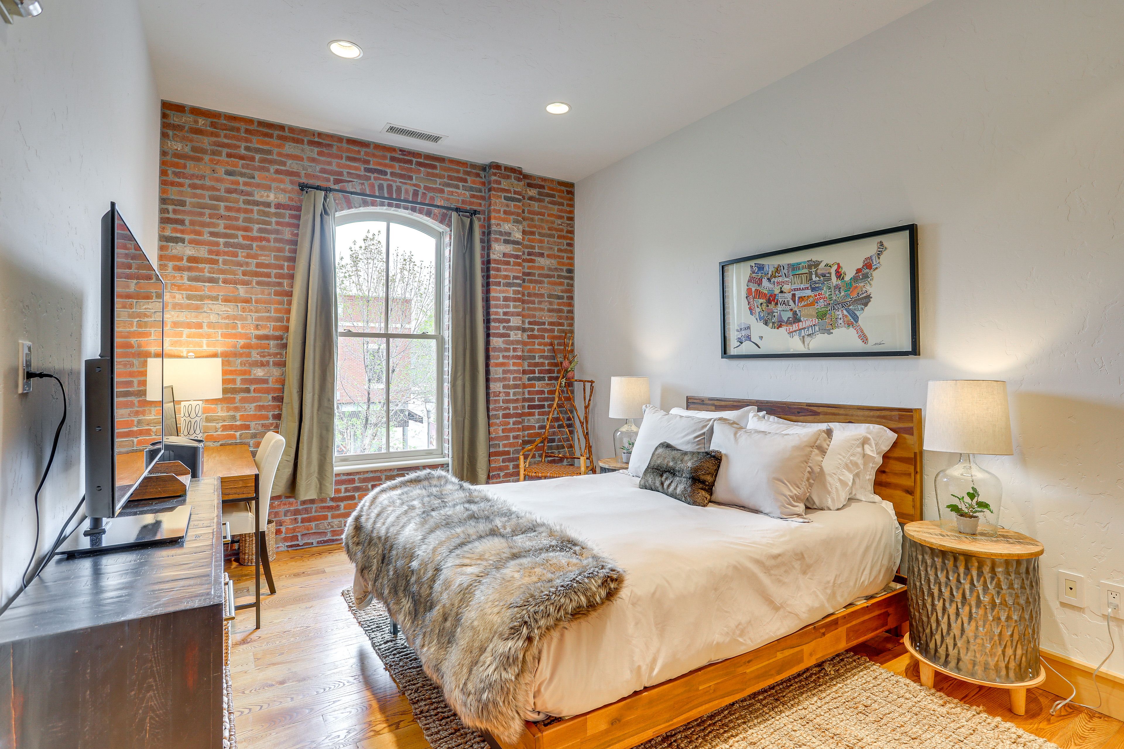 Bedroom 2 | Queen Bed | Desk