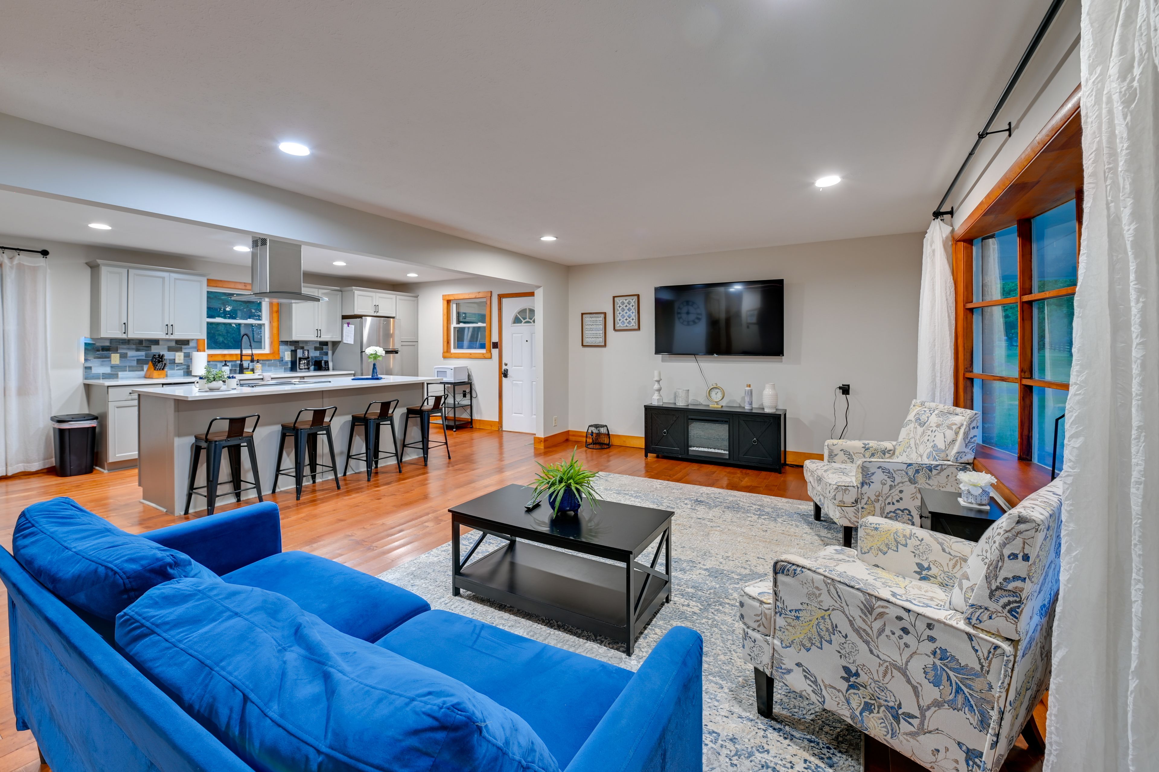 Living Room | Central Heating & A/C | Free WiFi