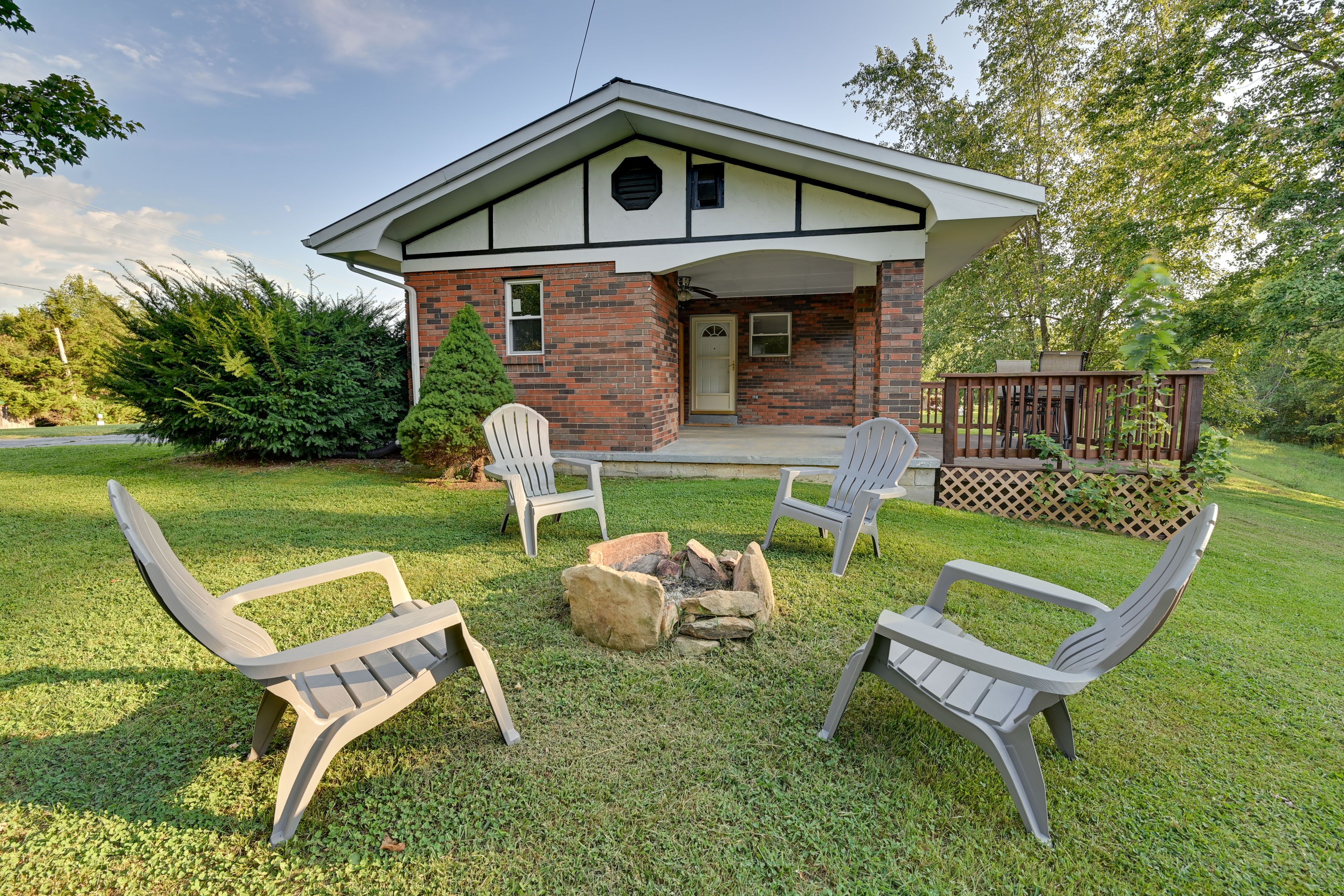 Rogers Vacation Rental | 3BR | 2BA | 1,400 Sq Ft | 2 Steps to Enter
