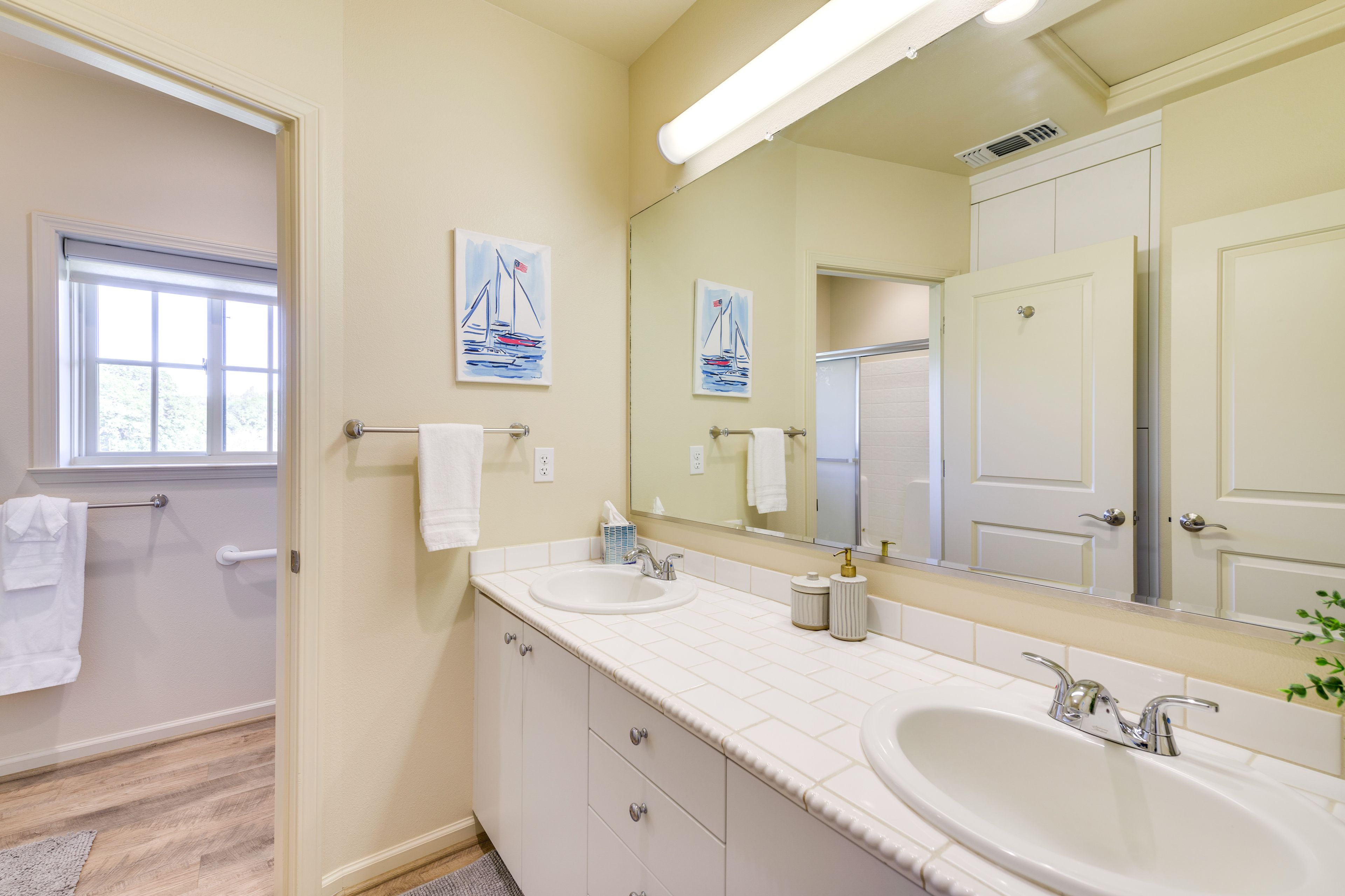 Full Bathroom | Towels Provided | Complimentary Toiletries