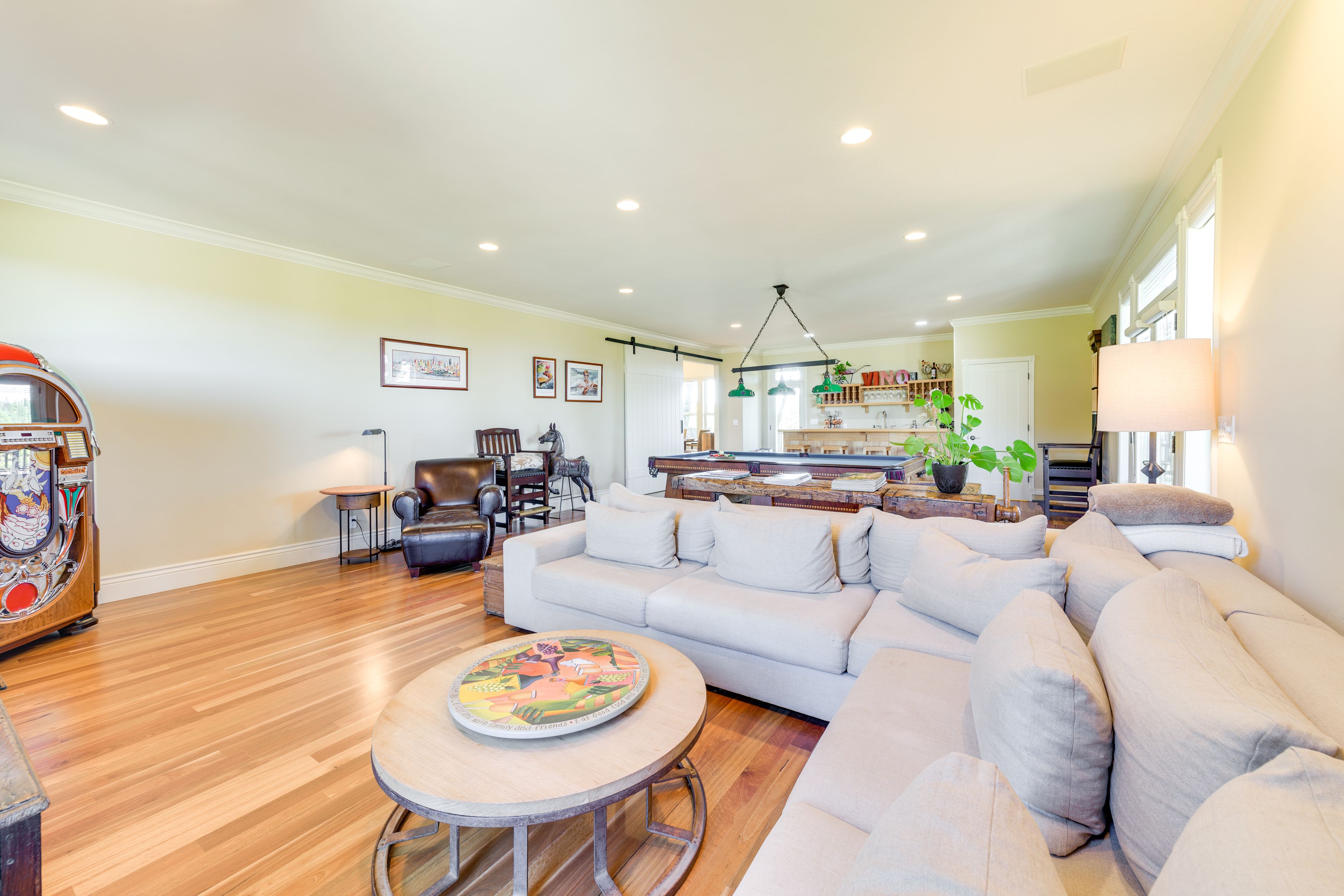 Game Room | Smart TV | Jukebox | Pool Table | 1st Floor