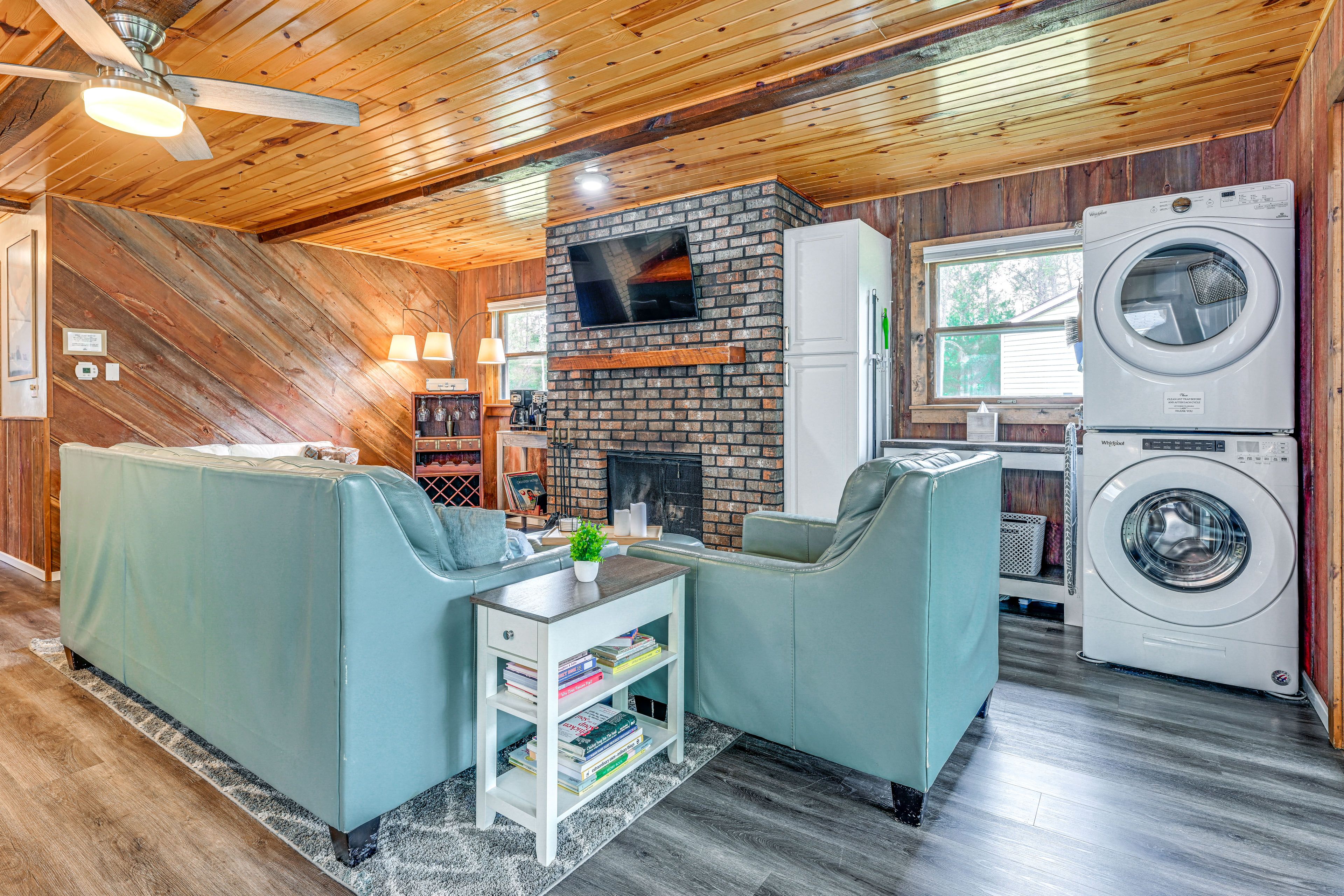 Living Room | Smart TV | Indoor Fireplace | Free WiFi