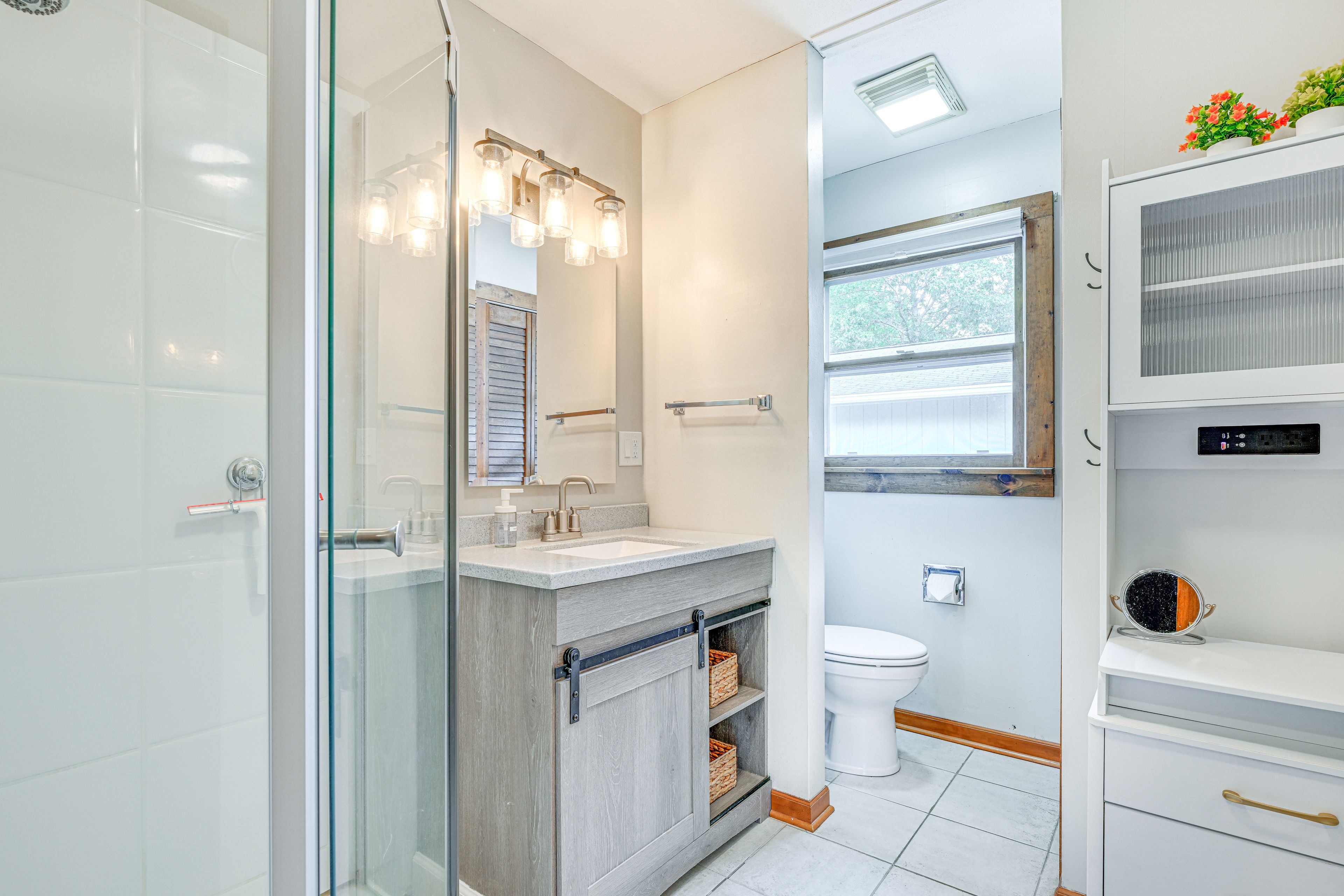 Full Bathroom | Towels Provided | Hair Dryer