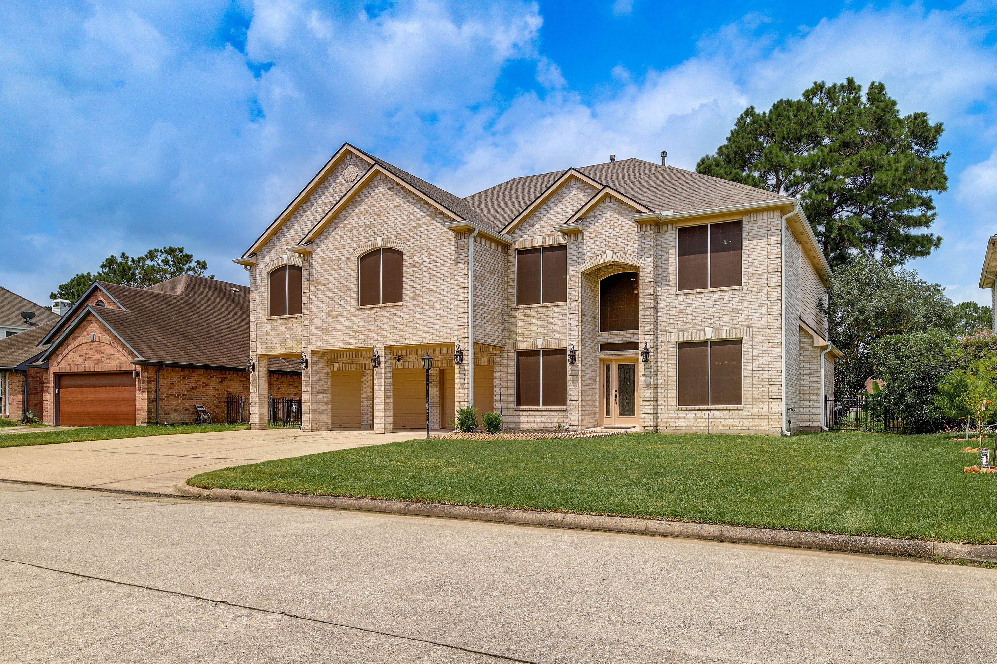 Humble Vacation Rental | 4BR | 2.5BA | 1 Step to Enter | 4,000 Sq Ft