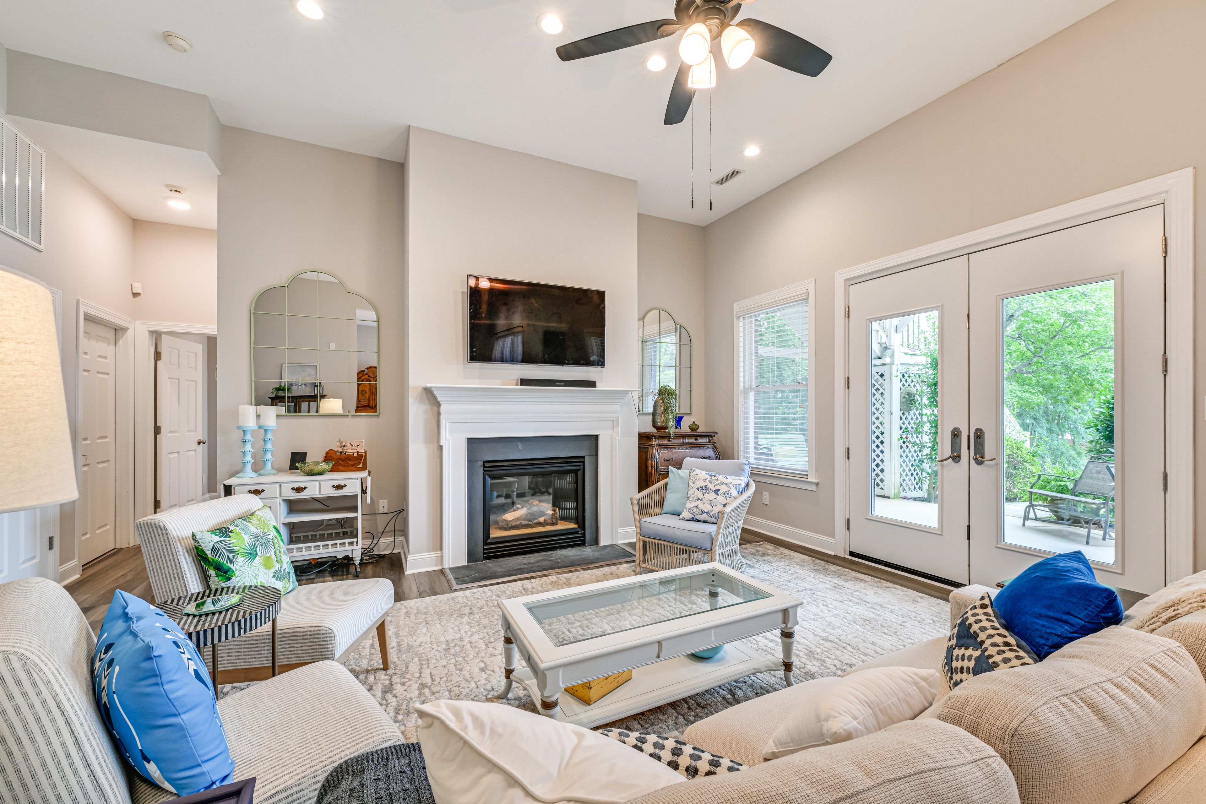 Living Room | Smart TV | Central Heating & A/C | Free WiFi